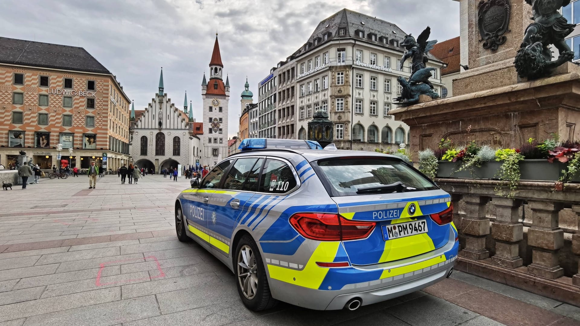 Ein Polizeiauto auf dem Marienplatz (Archivbild): Ein Polizeiauto auf dem Marienplatz (Archivbild):