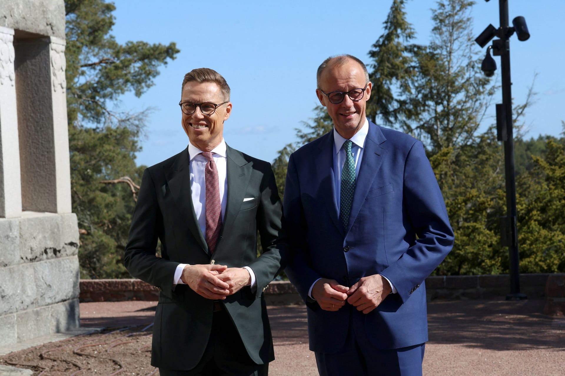 Finnlands Präsident Alexander Stubb mit Bundeskanzler Friedrich Merz in Kultaranta in Naantali: Tipps für Trump unter Golfspielern.