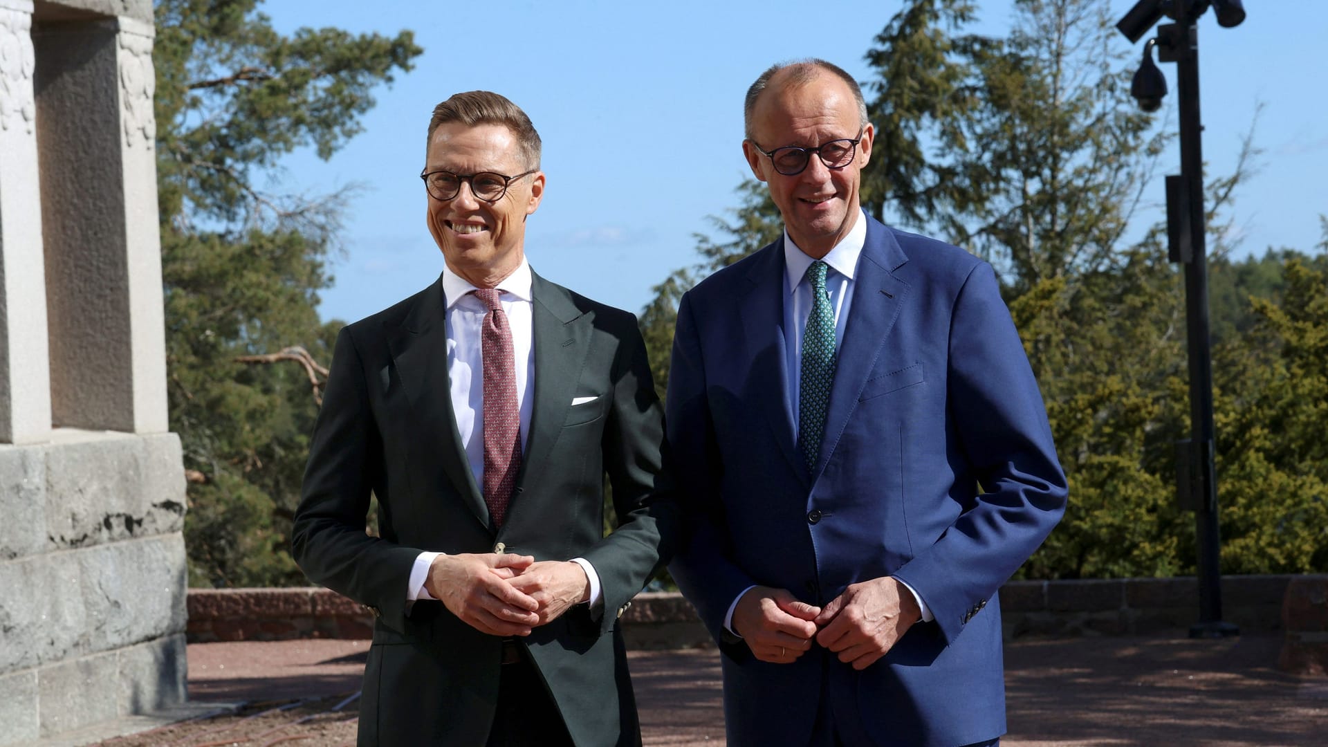 Finnlands Präsident Alexander Stubb mit Bundeskanzler Friedrich Merz in Kultaranta in Naantali: Tipps für Trump unter Golfspielern.
