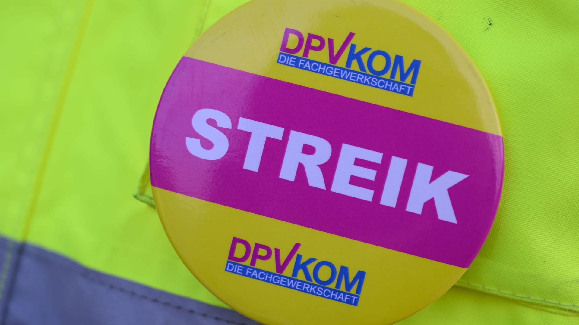 DHL-Beschäftigte in Leipzig streiken für bessere Löhne DHL-Beschäftigte in Leipzig streiken für bessere Löhne