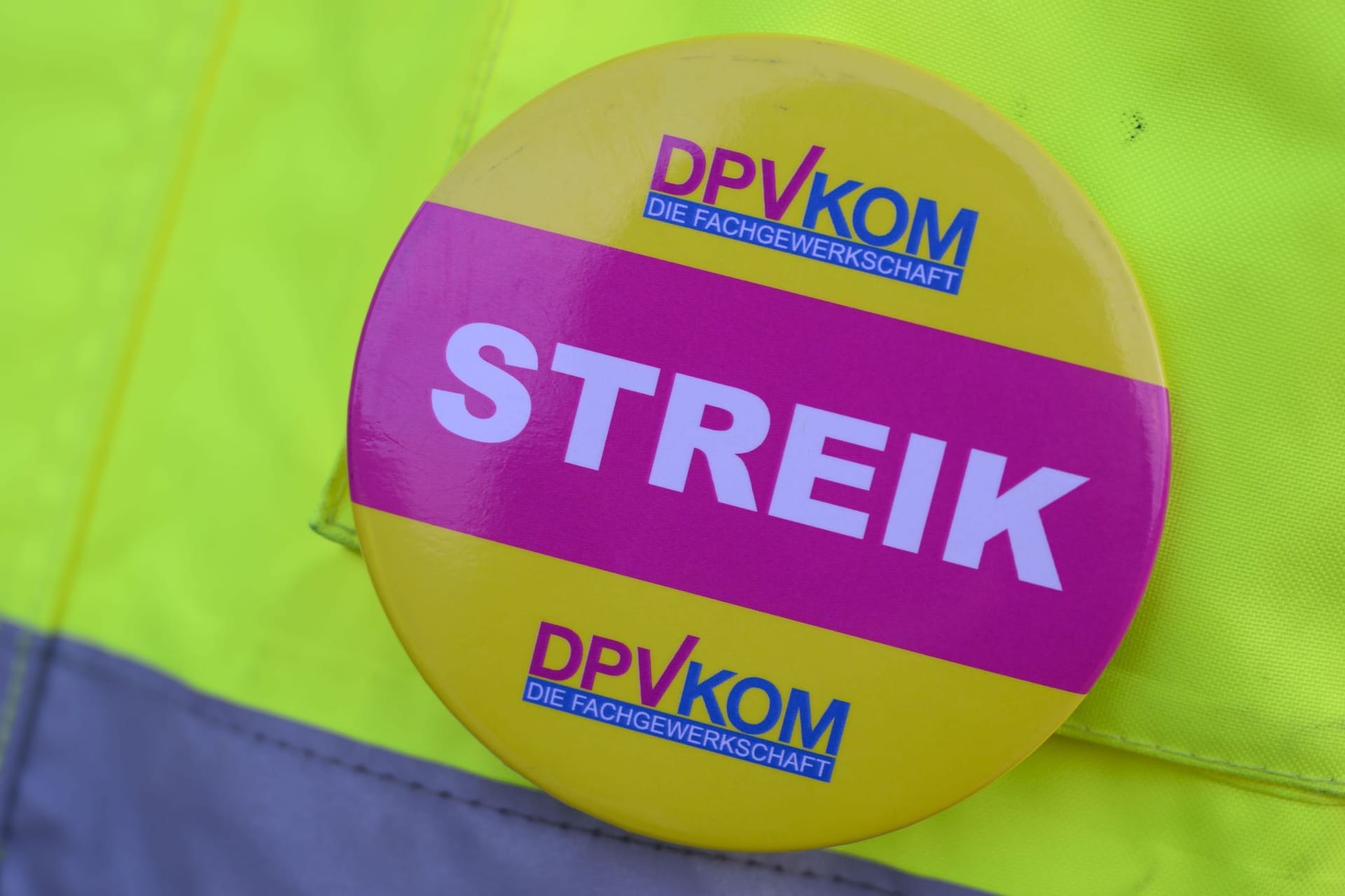 DHL-Beschäftigte in Leipzig streiken für bessere Löhne