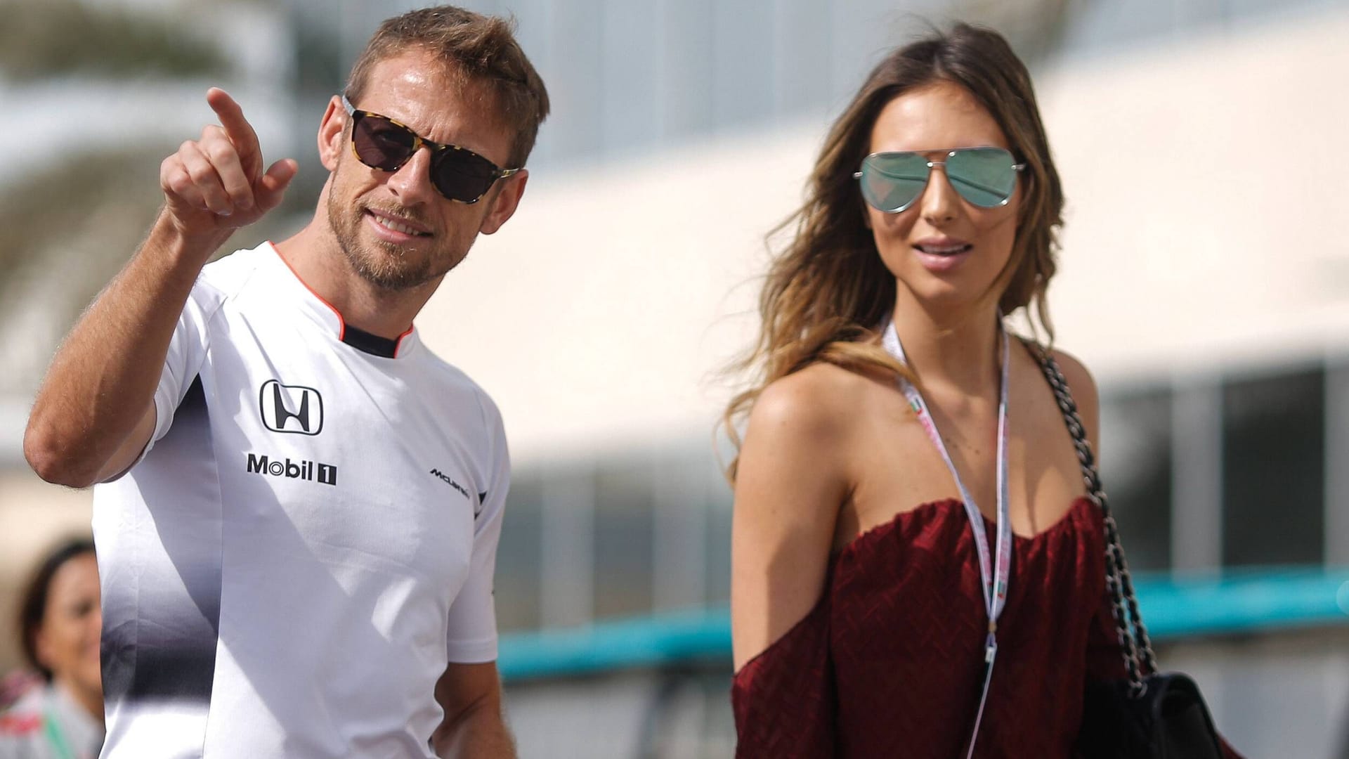 Jenson Button zeigt 2016 seiner Partnerin Brittny Ward das Fahrerlager: Das inzwischen verheiratete Paar wurde angegriffen.