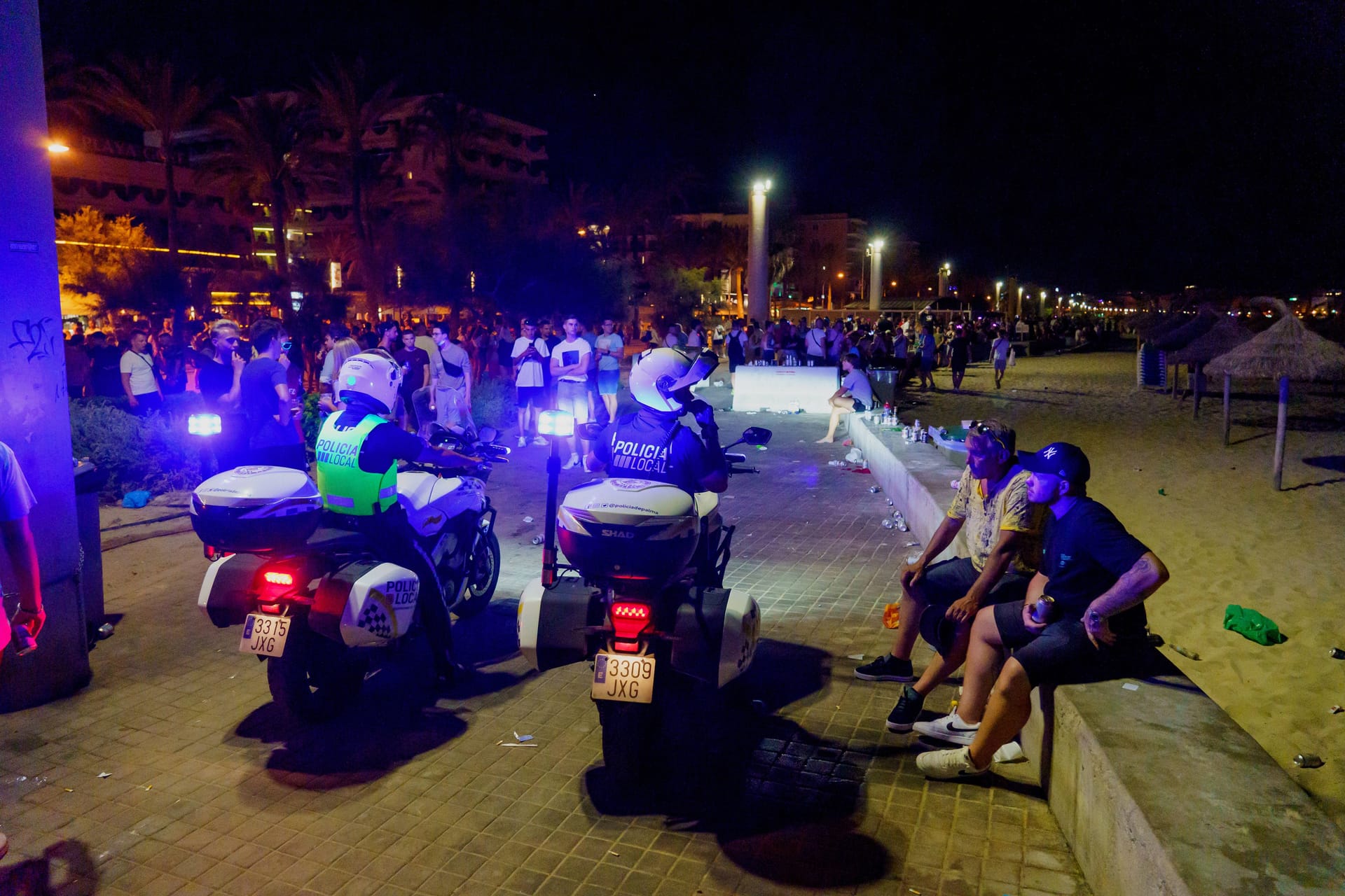 Polizisten an der Playa de Palma auf Mallorca (Archivbild): Gleich mehrfach wurden Deutsche Opfer von brutalen Angriffen.