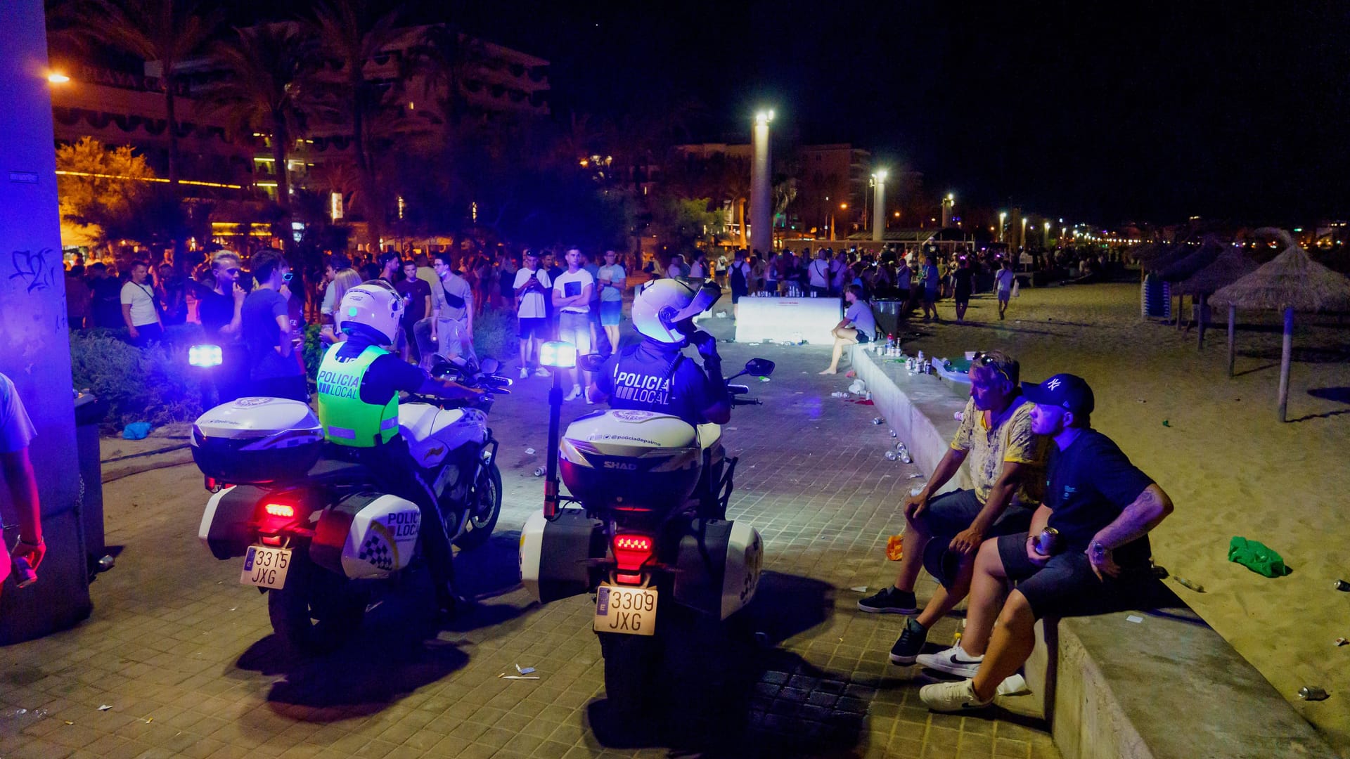Polizisten an der Playa de Palma auf Mallorca (Archivbild): Gleich mehrfach wurden Deutsche Opfer von brutalen Angriffen.