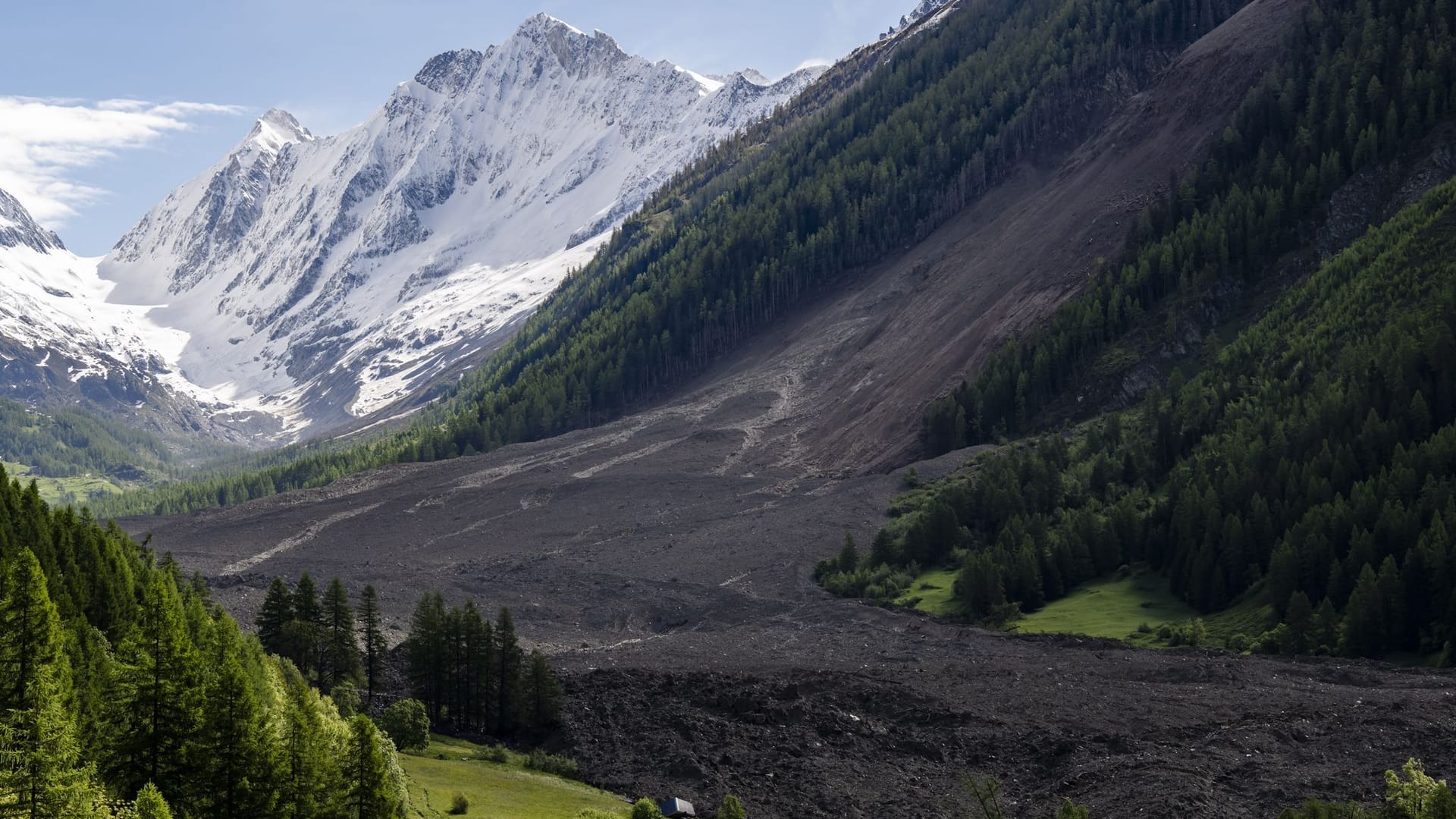 Schweiz: Ein großer Teil des Dorfes Blatten im Lötschental im Kanton Wallis wurde unter Massen von Eis, Schlamm und Felsen begraben.