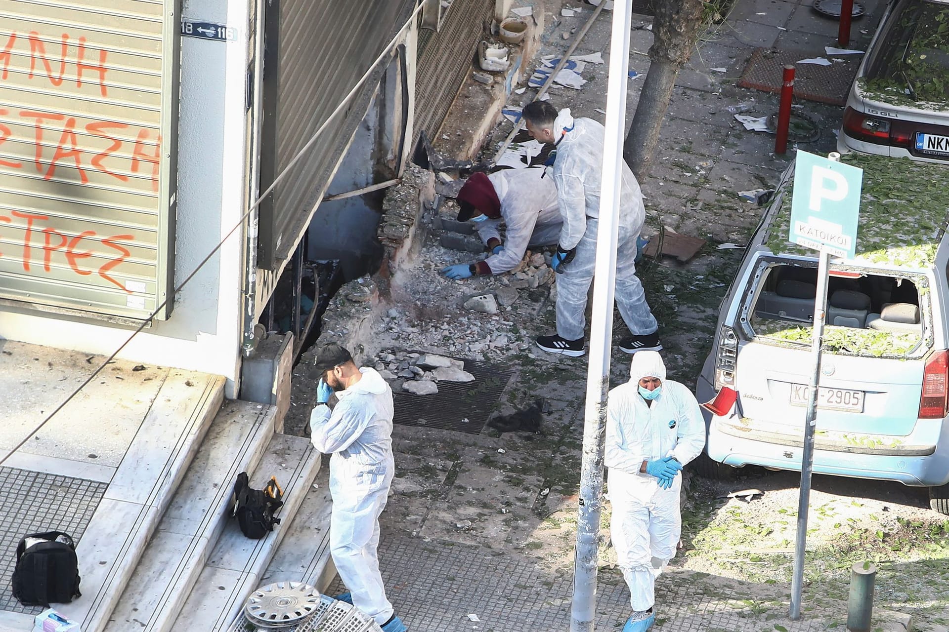 Forensische Ermittler am Tatort: Ein missglückter Überfall in Thessaloniki endet tödlich.