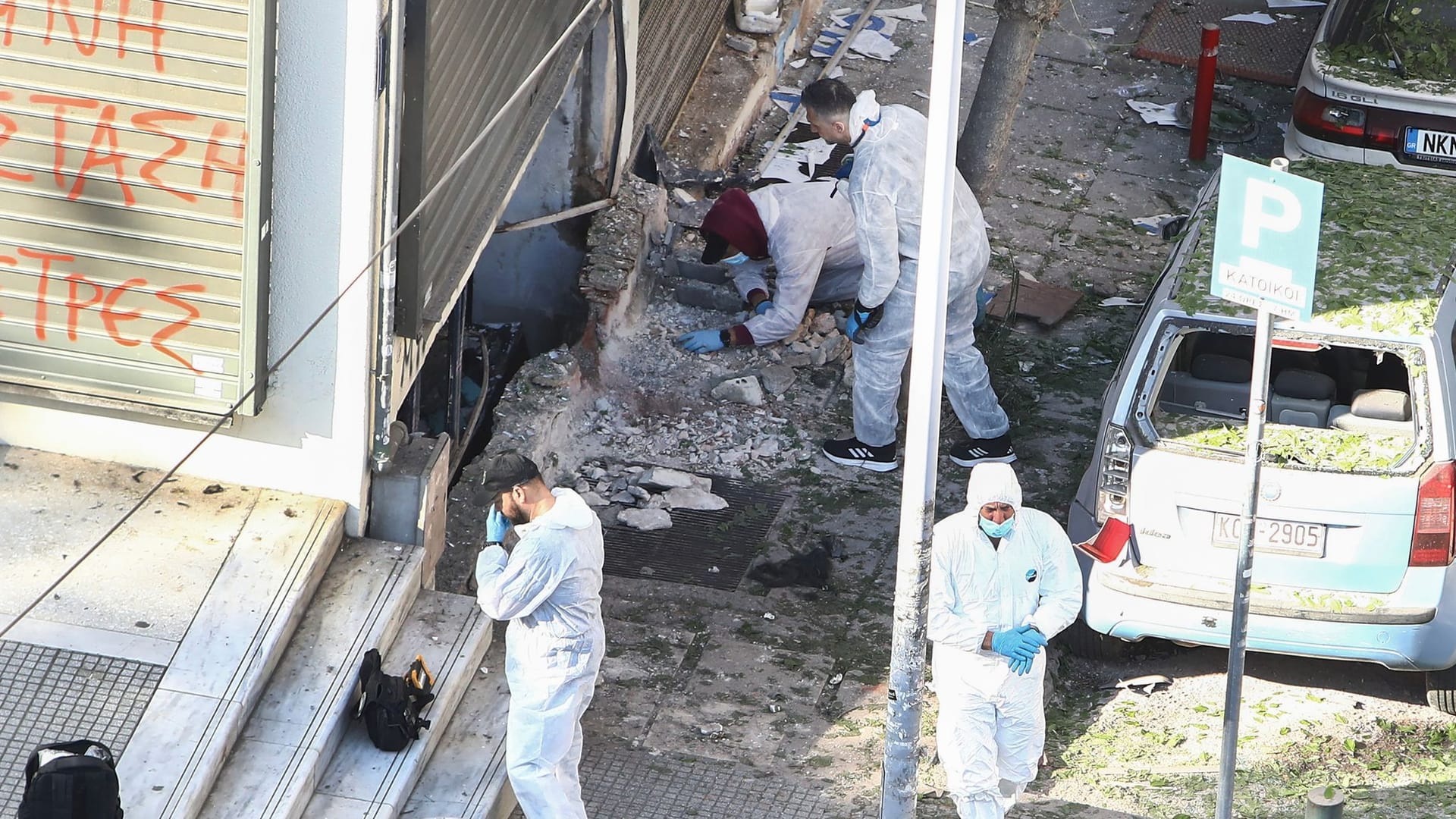 Forensische Ermittler am Tatort: Ein missglückter Überfall in Thessaloniki endet tödlich.