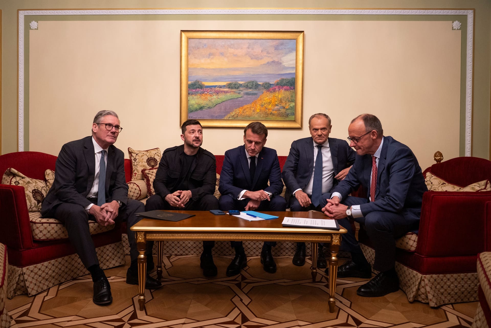 Ultimatum aus Kiew: Der britische Premier Keir Starmer (l.), der ukrainische Präsident Wolodymyr Selenskyj, Frankreichs Präsident Emmanuel Macron, Polens Premier Donald Tusk und Bundeskanzler Friedrich Merz einigen sich am Telefon mit US-Präsident Donald Trump auf eine gemeinsame Linie gegenüber Russland.