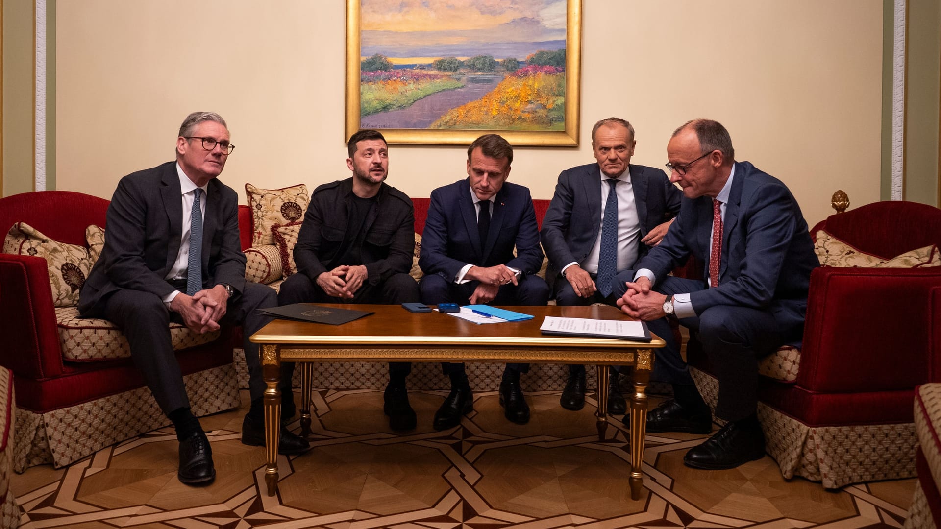 Ultimatum aus Kiew: Der britische Premier Keir Starmer (l.), der ukrainische Präsident Wolodymyr Selenskyj, Frankreichs Präsident Emmanuel Macron, Polens Premier Donald Tusk und Bundeskanzler Friedrich Merz einigen sich am Telefon mit US-Präsident Donald Trump auf eine gemeinsame Linie gegenüber Russland.