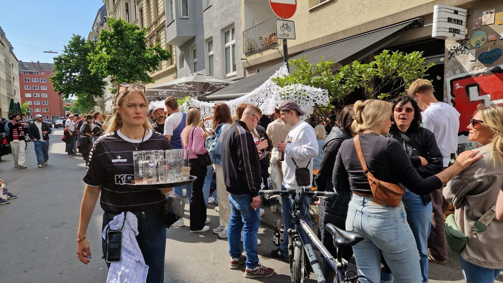 Die Kneipe "Zum Goldenen Schuss" im Belgischen Viertel ist voll.