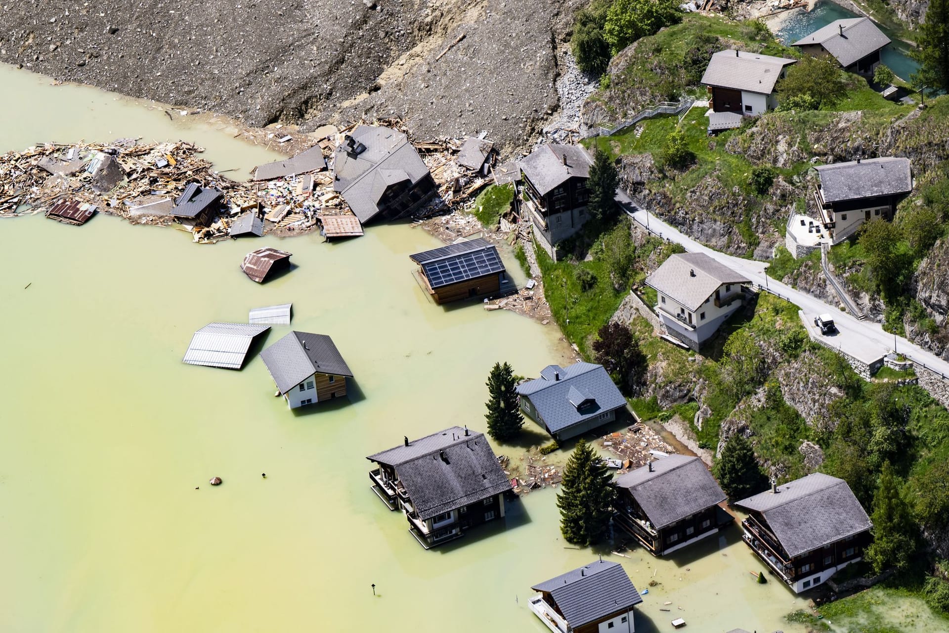 Blatten, Schweiz: Felsmassen, Geröll und Gletschereis haben sich in den Flusslauf der Lonza ergossen und ihn vollständig blockiert. Dahinter staut sich das Wasser.