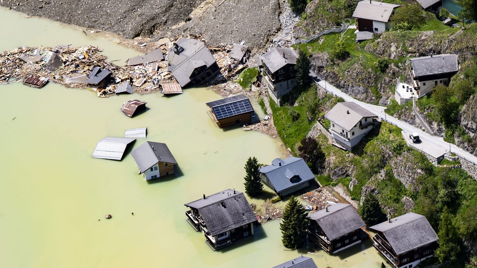 Blatten, Schweiz: Felsmassen, Geröll und Gletschereis haben sich in den Flusslauf der Lonza ergossen und ihn vollständig blockiert. Dahinter staut sich das Wasser.