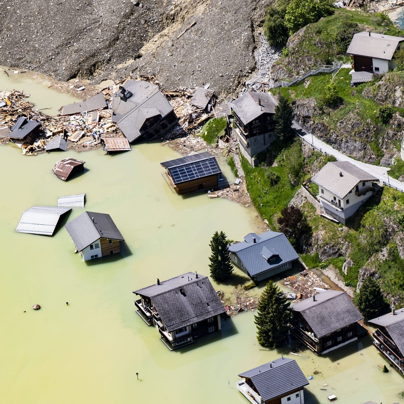 Blatten, Schweiz: Felsmassen, Geröll und Gletschereis haben sich in den Flusslauf der Lonza ergossen und ihn vollständig blockiert. Dahinter staut sich das Wasser.