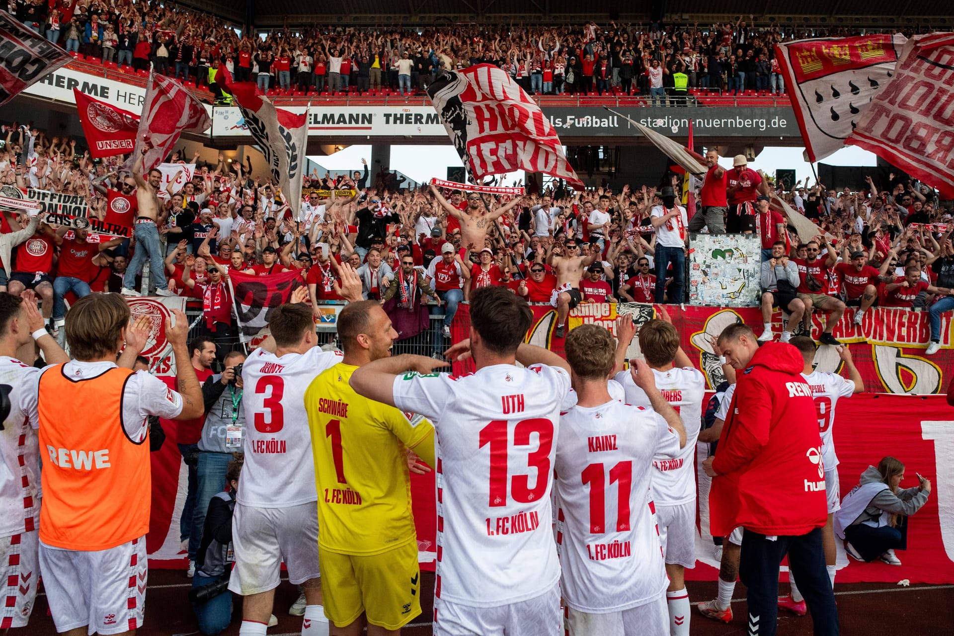 Wollen am kommenden Sonntag gemeinsam den Aufstieg feiern: Die Spieler und Fans des 1. FC Köln. Wollen am kommenden Sonntag gemeinsam den Aufstieg feiern: Die Spieler und Fans des 1. FC Köln.