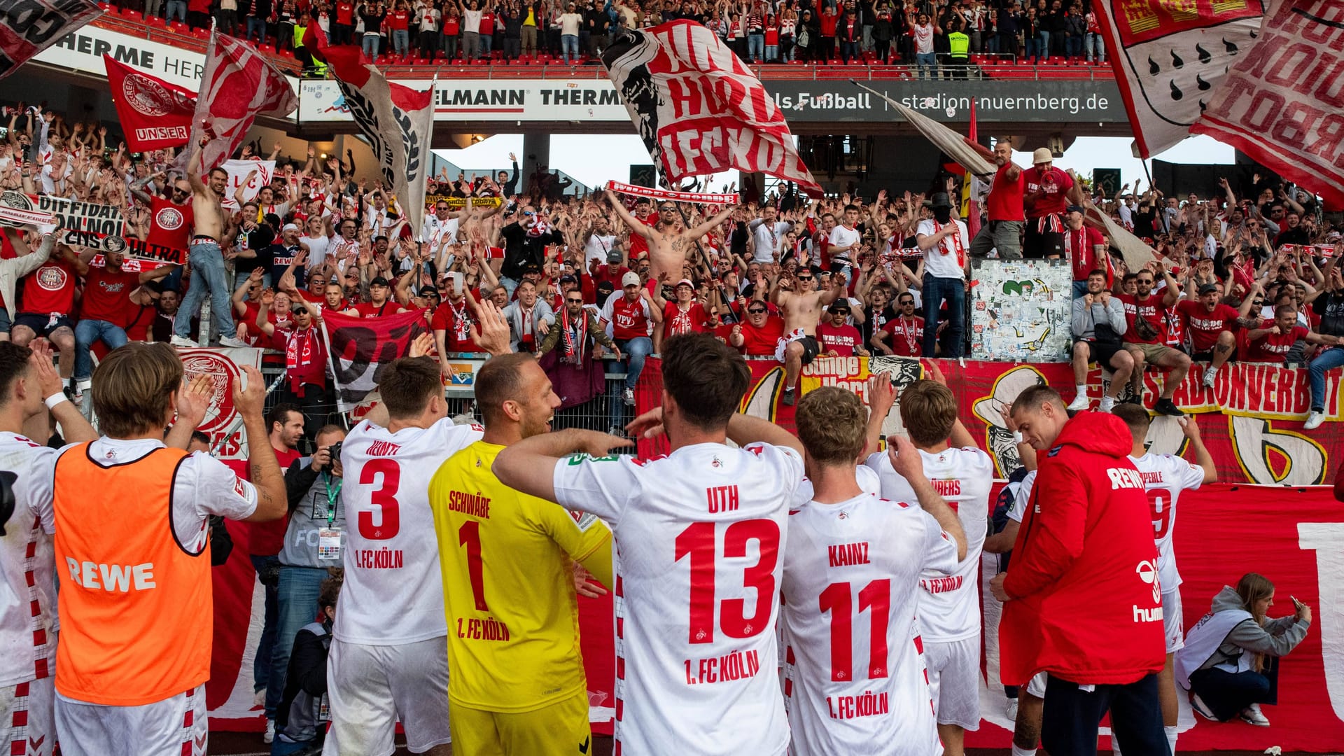 Wollen am kommenden Sonntag gemeinsam den Aufstieg feiern: Die Spieler und Fans des 1. FC Köln.