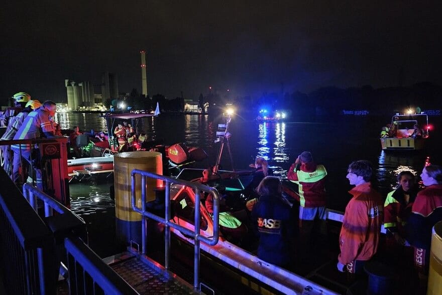 Rettungskräfte an der Spree: Die vermisste Person konnte sich selber an Land retten.