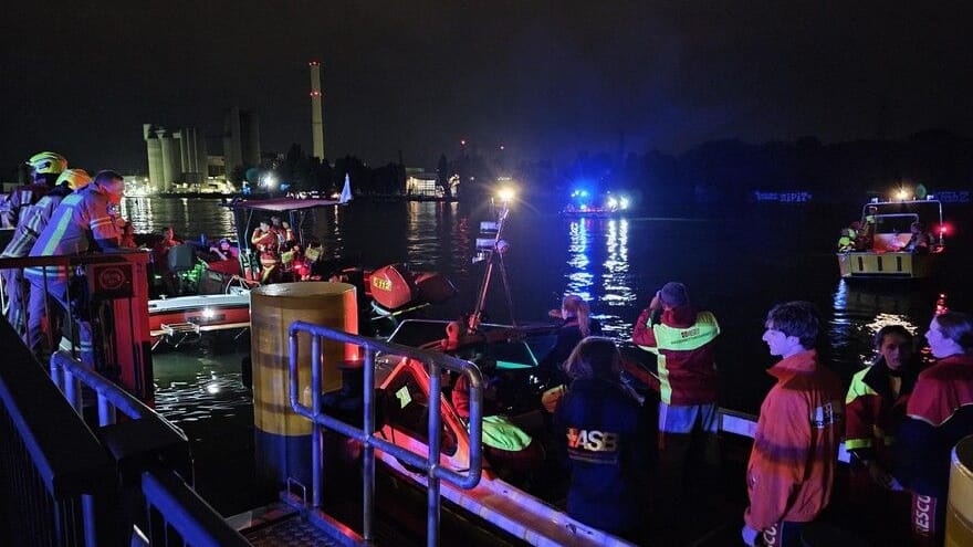 Rettungskräfte an der Spree: Die vermisste Person konnte sich selber an Land retten. Rettungskräfte an der Spree: Die vermisste Person konnte sich selber an Land retten.