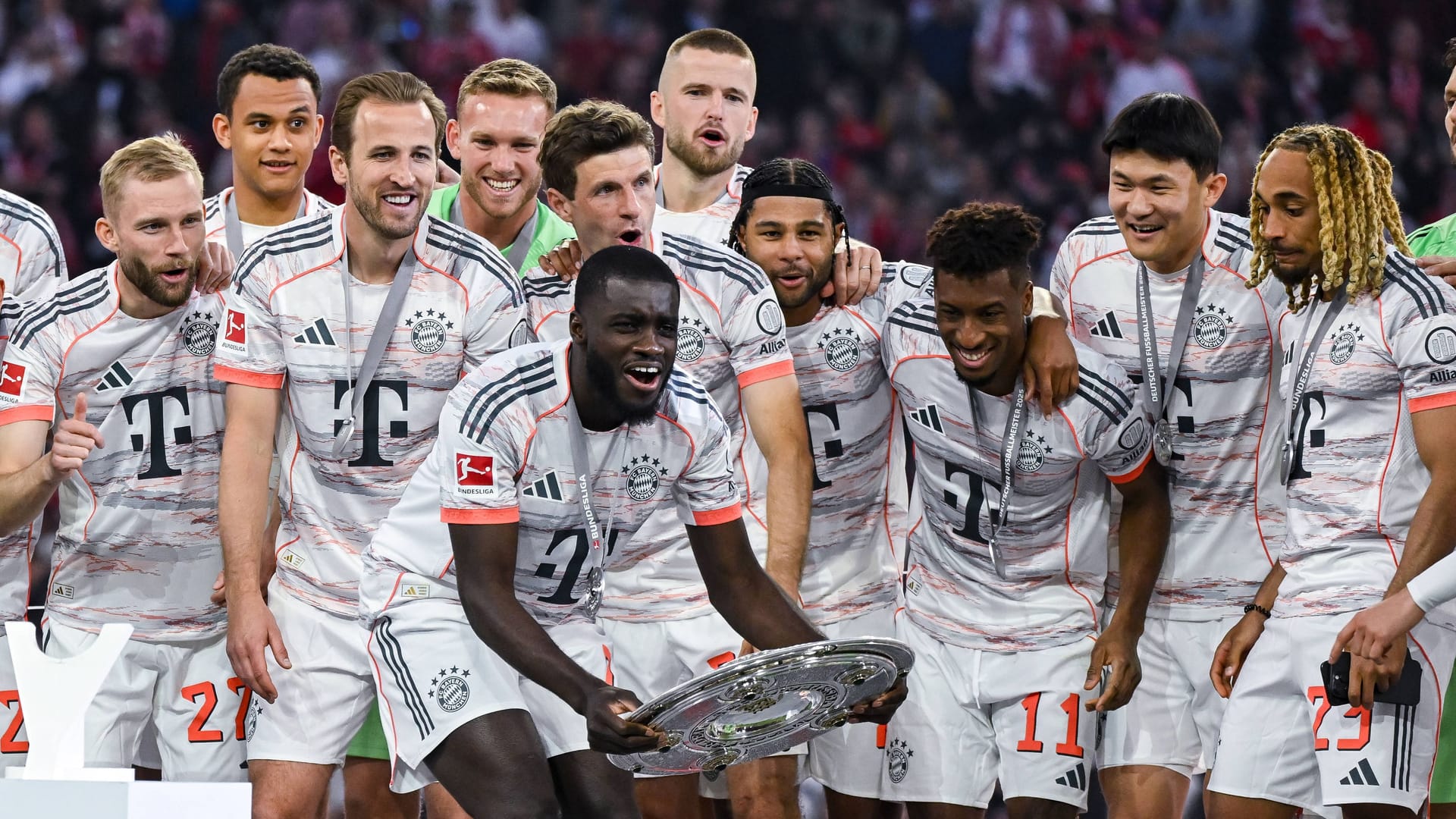 Dayot Upamecano: Auch der Abwehrspieler des FC Bayern reckte am Samstag die Meisterschale in die Höhe. Dayot Upamecano: Auch der Abwehrspieler des FC Bayern reckte am Samstag die Meisterschale in die Höhe.