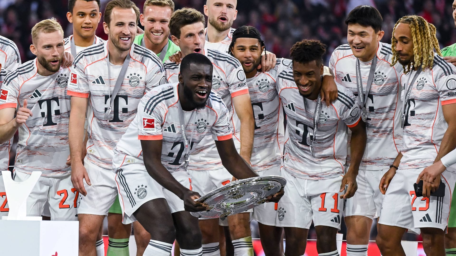 Dayot Upamecano: Auch der Abwehrspieler des FC Bayern reckte am Samstag die Meisterschale in die Höhe.