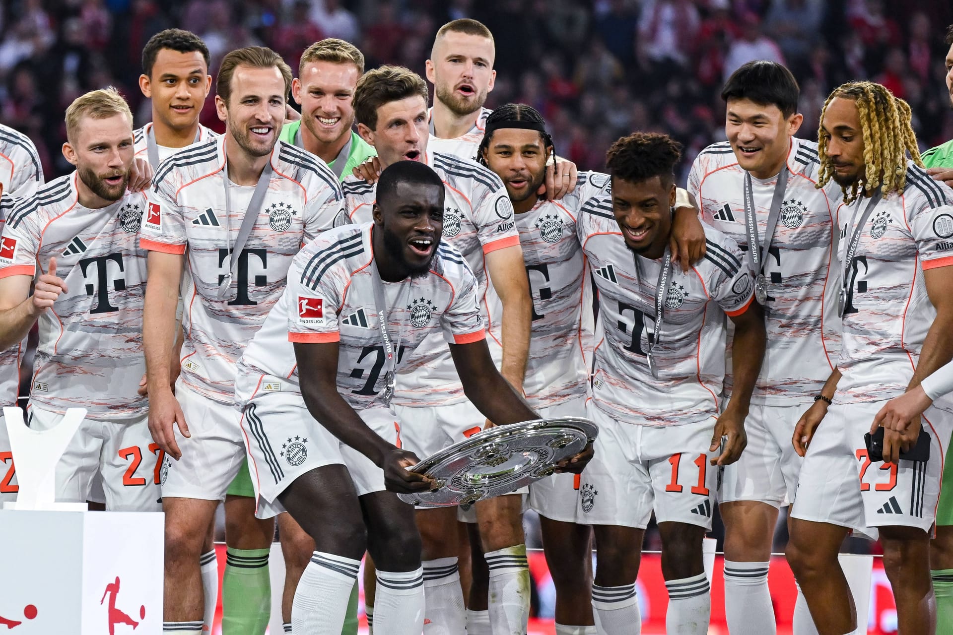 Dayot Upamecano: Auch der Abwehrspieler des FC Bayern reckte am Samstag die Meisterschale in die Höhe.