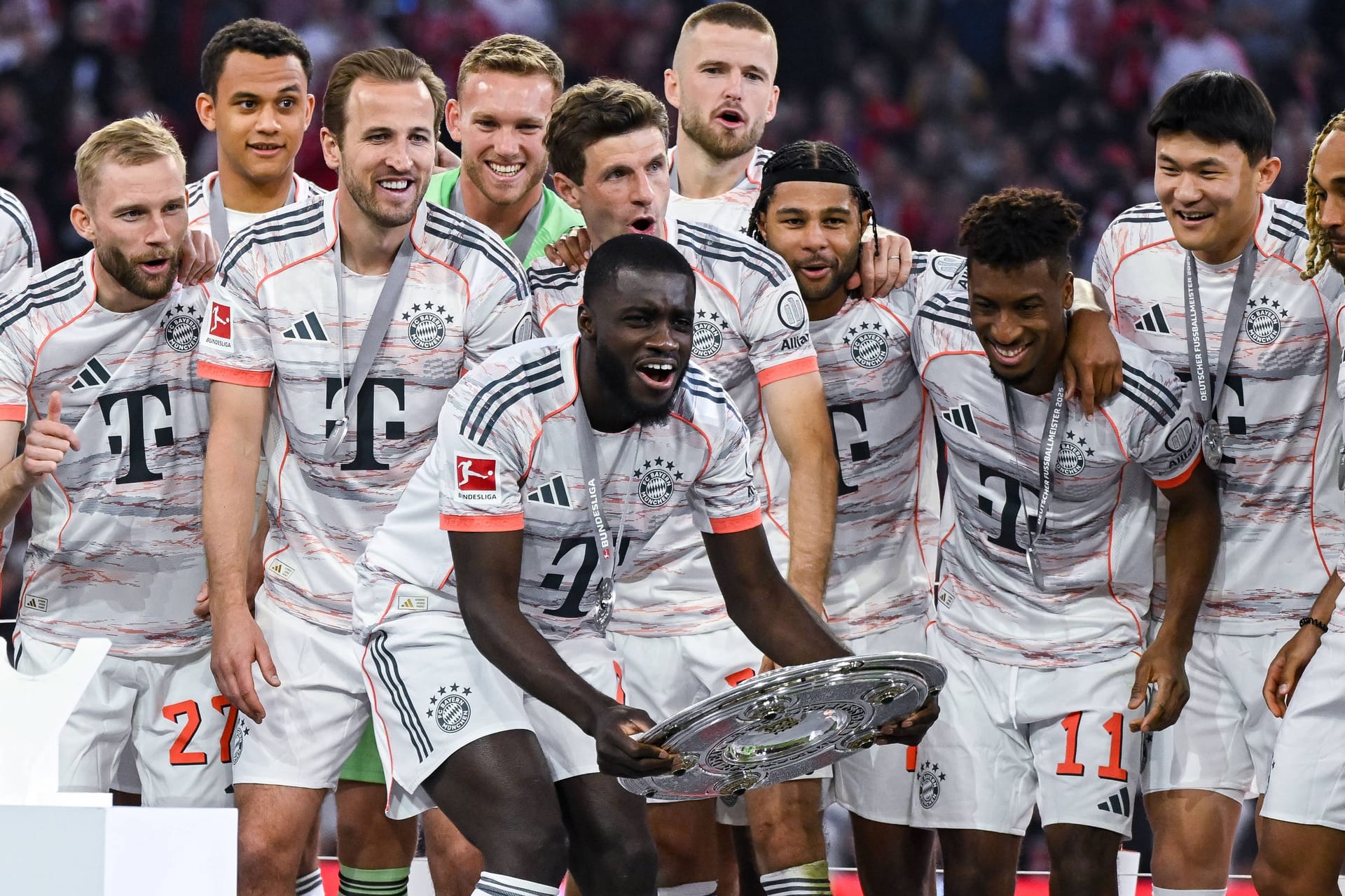 Dayot Upamecano: Auch der Abwehrspieler des FC Bayern reckte am Samstag die Meisterschale in die Höhe.