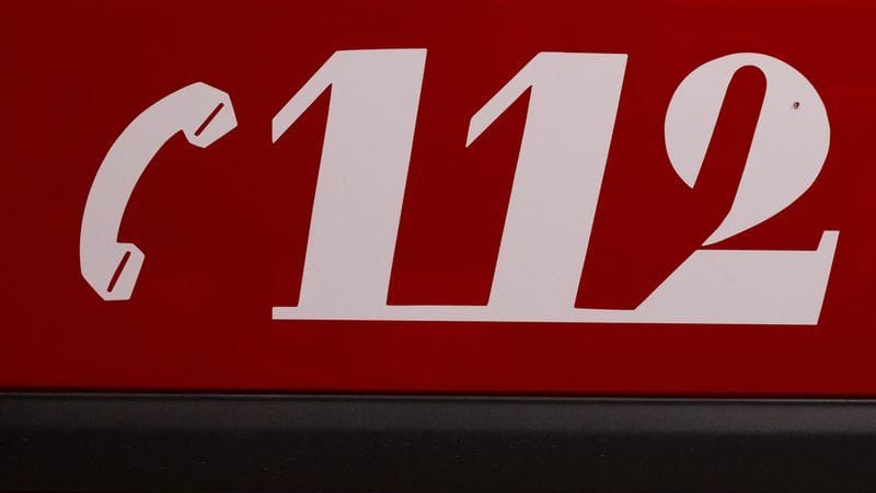 112 steht auf einem Feuerwehrauto (Symbolbild): Zehn Menschen klagten über Atemwegsbeschwerden. 112 steht auf einem Feuerwehrauto (Symbolbild): Zehn Menschen klagten über Atemwegsbeschwerden.