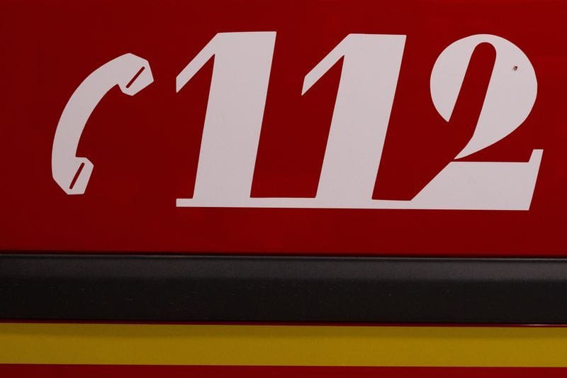 112 steht auf einem Feuerwehrauto (Symbolbild): Zehn Menschen klagten über Atemwegsbeschwerden.