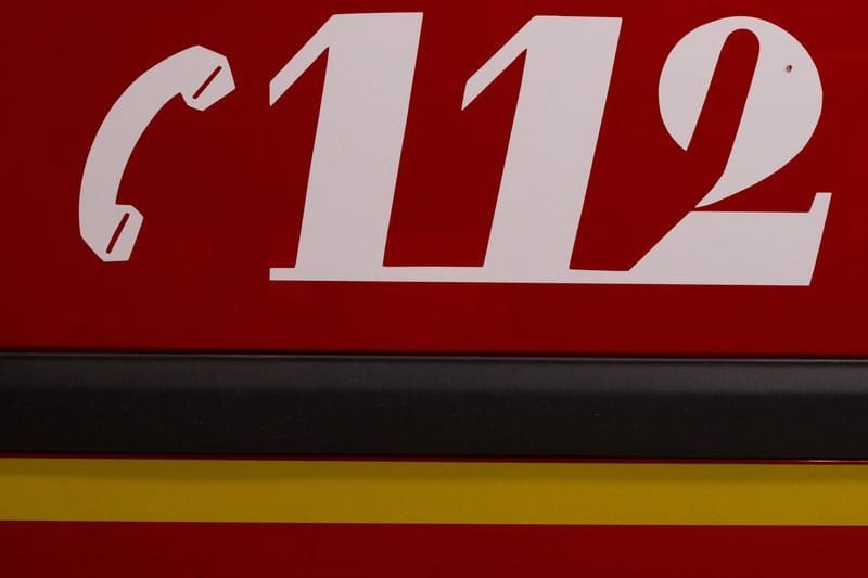 112 steht auf einem Feuerwehrauto (Symbolbild): Zehn Menschen klagten über Atemwegsbeschwerden.