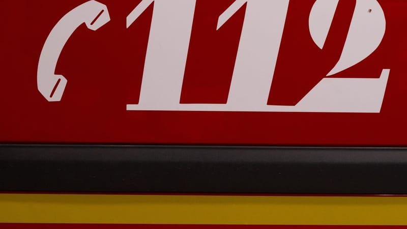 112 steht auf einem Feuerwehrauto (Symbolbild): Zehn Menschen klagten über Atemwegsbeschwerden.