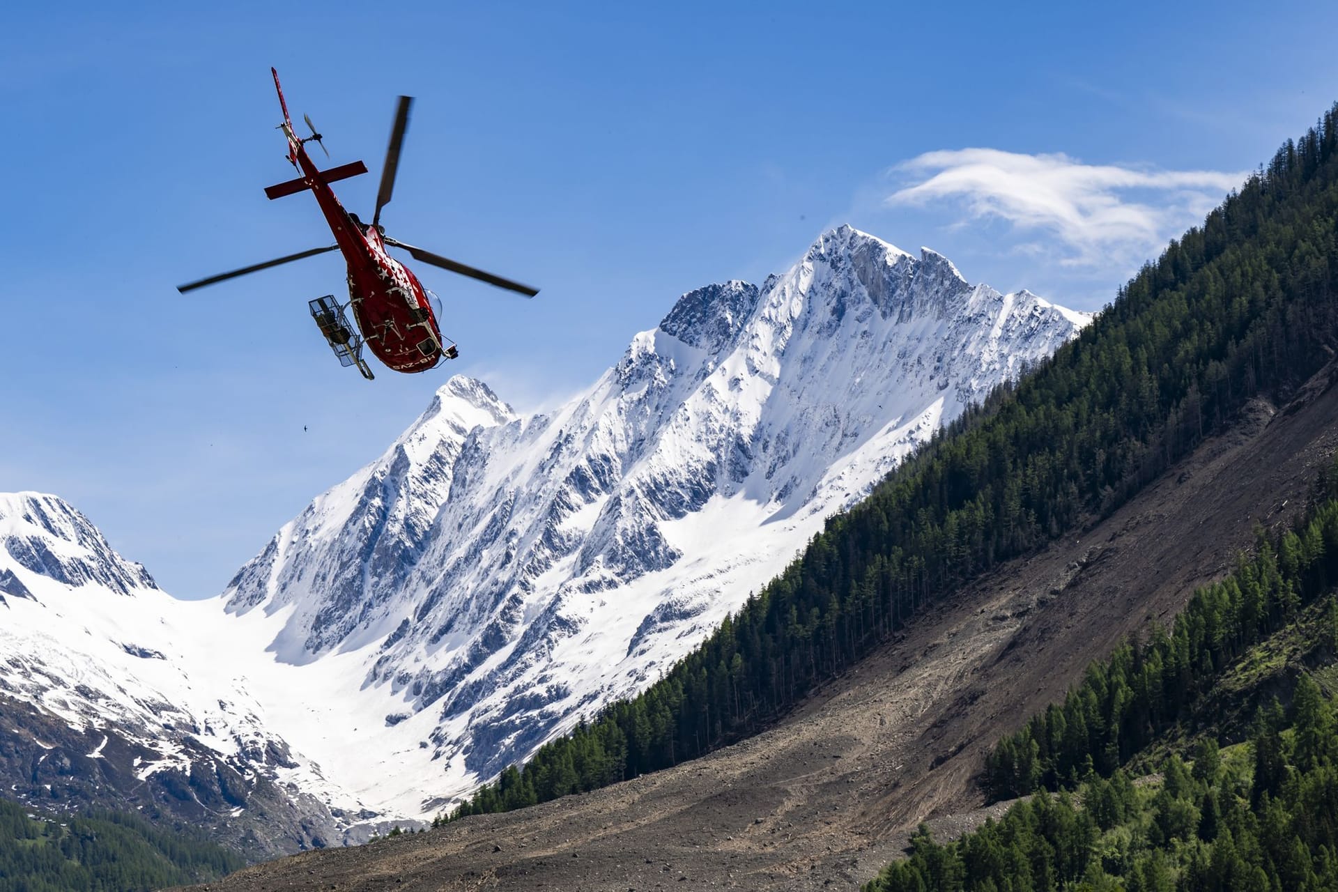 Ein Helikopter der Air Zermatt: Das Dorf Blatten ist durch den massiven Gletschersturz niedergewalzt worden.