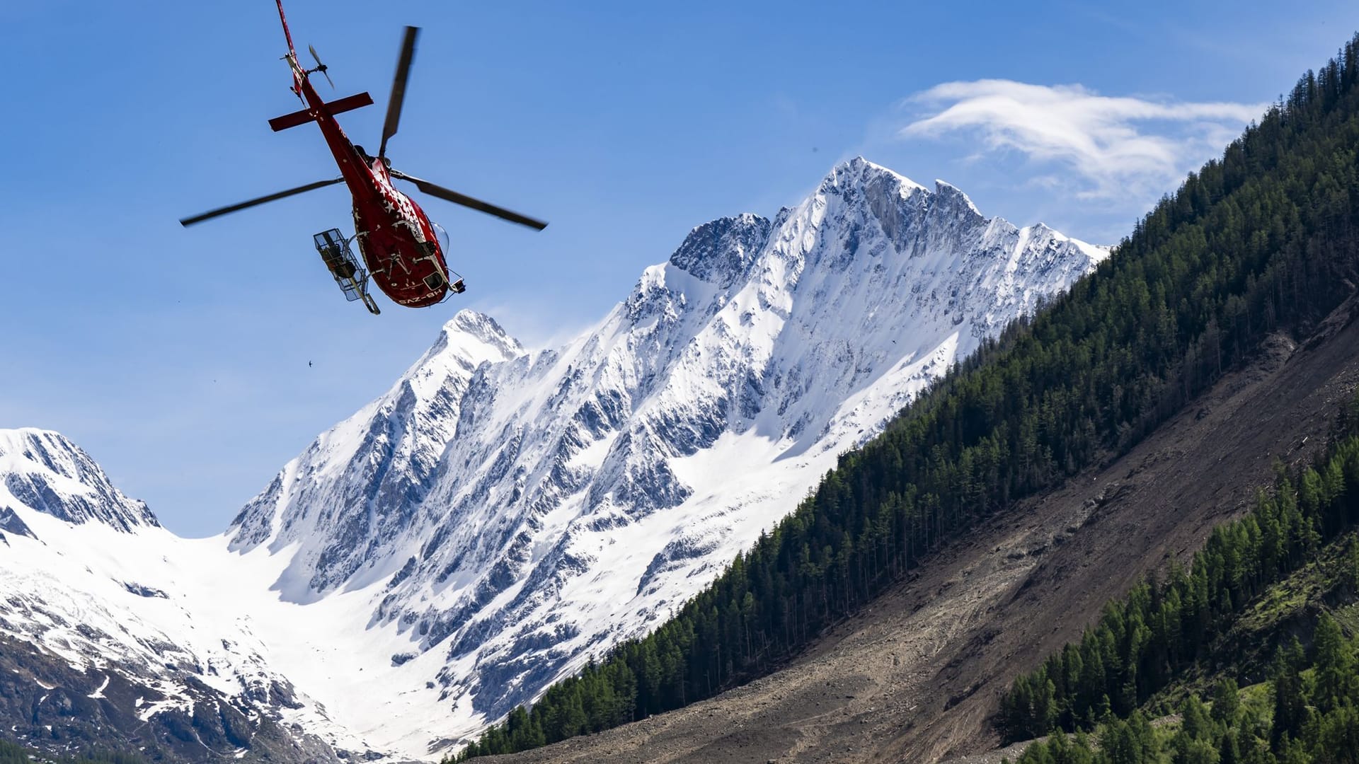 Ein Helikopter der Air Zermatt: Das Dorf Blatten ist durch den massiven Gletschersturz niedergewalzt worden.