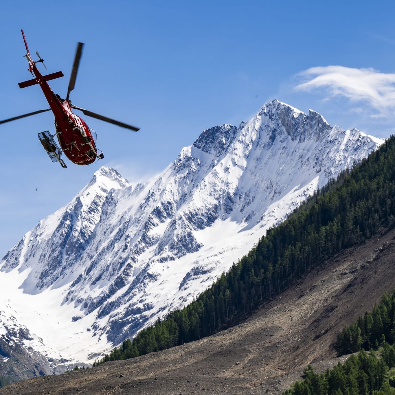 Ein Helikopter der Air Zermatt: Das Dorf Blatten ist durch den massiven Gletschersturz niedergewalzt worden.