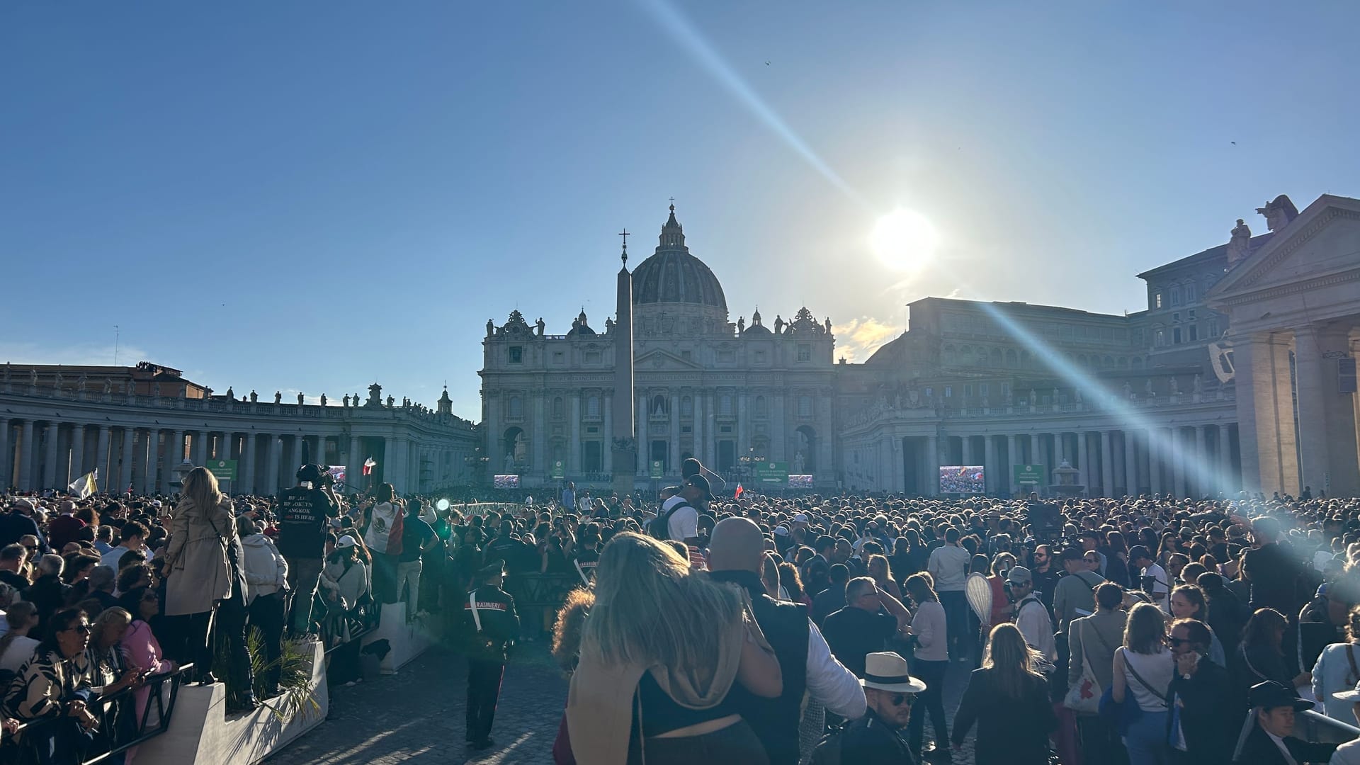 Abertausende Menschen strömten auf den Petersplatz, nachdem weißer Rauch zu sehen war. Abertausende Menschen strömten auf den Petersplatz, nachdem weißer Rauch zu sehen war.