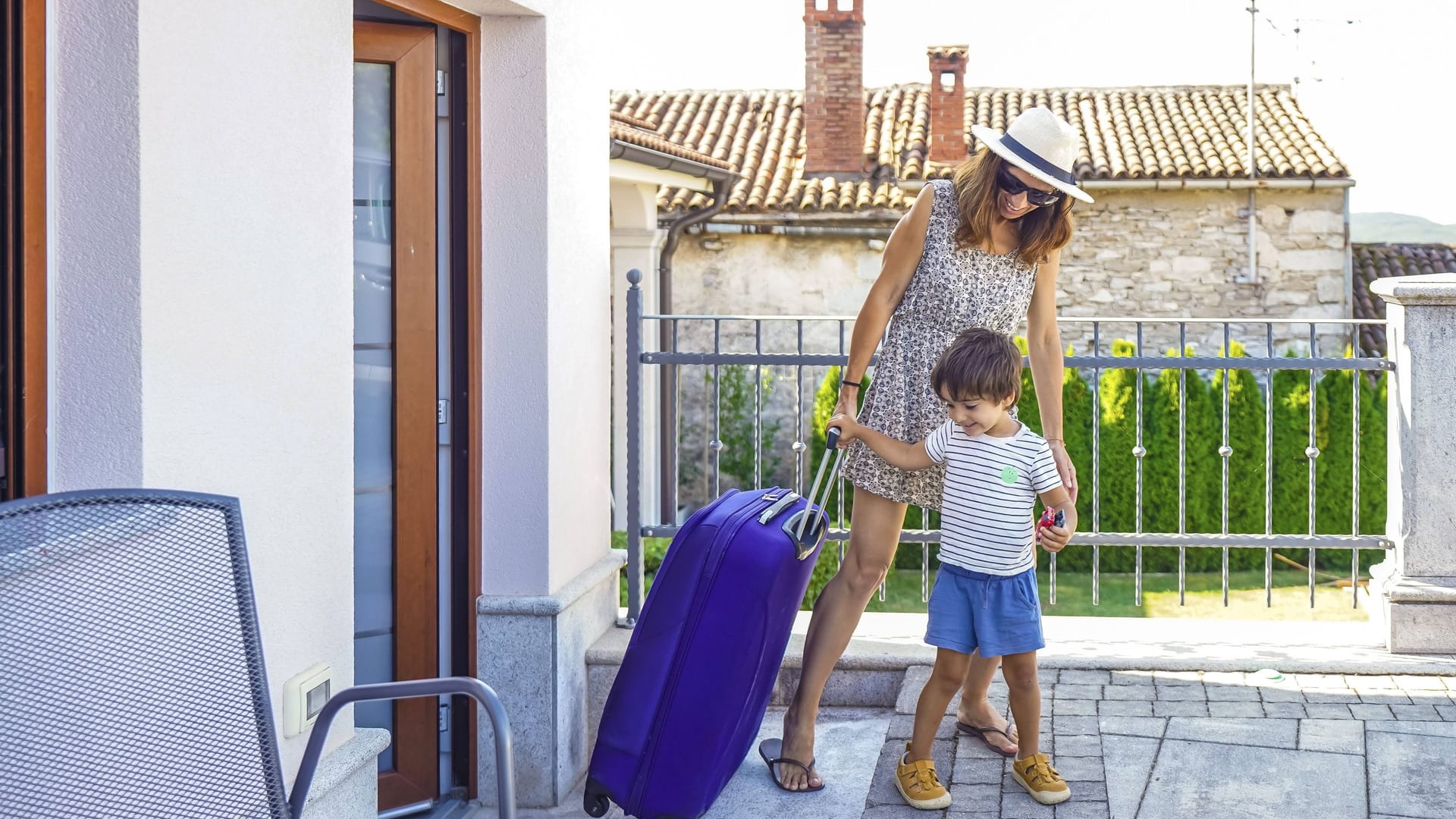 Sommerurlaub: Mutter und Kind kommen im Ferienhaus an.