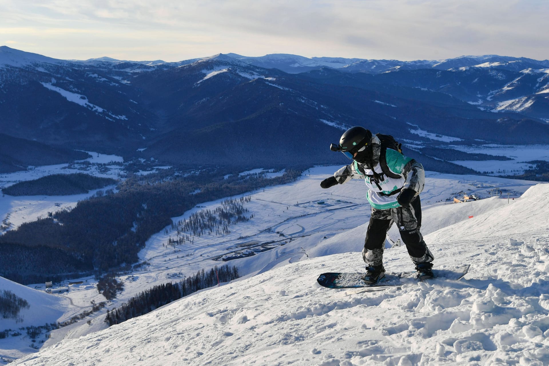 Snowboardfahrer (Symbolbild): Eine Lawine hat ein junges Talent getötet.