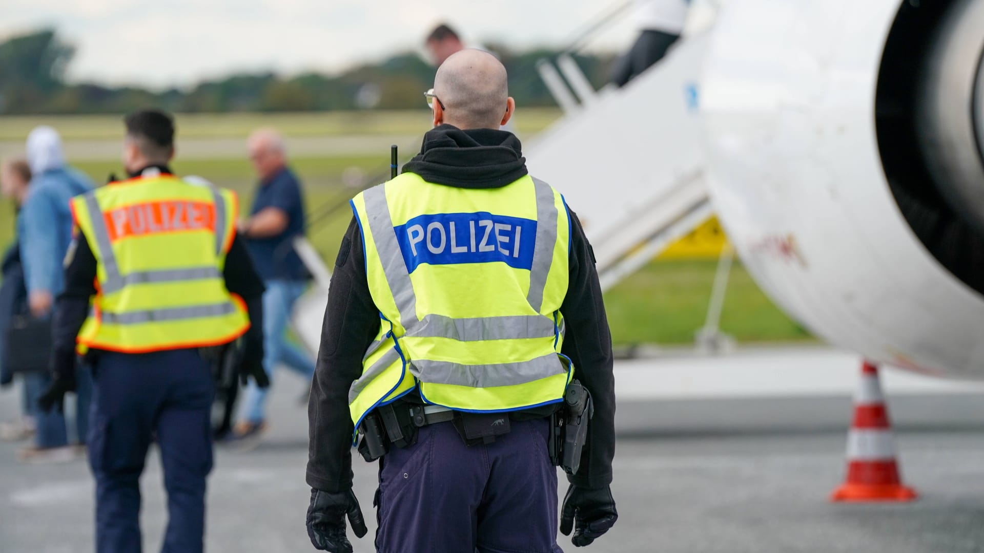 Einnsatzkräfte am Flughafen: In München haben Bundespolizisten die Ausreise von Mitgliedern der Identitären Bewegung zu einem Treffen in Mailand verhindert (Symbolfoto). Einnsatzkräfte am Flughafen: In München haben Bundespolizisten die Ausreise von Mitgliedern der Identitären Bewegung zu einem Treffen in Mailand verhindert (Symbolfoto).