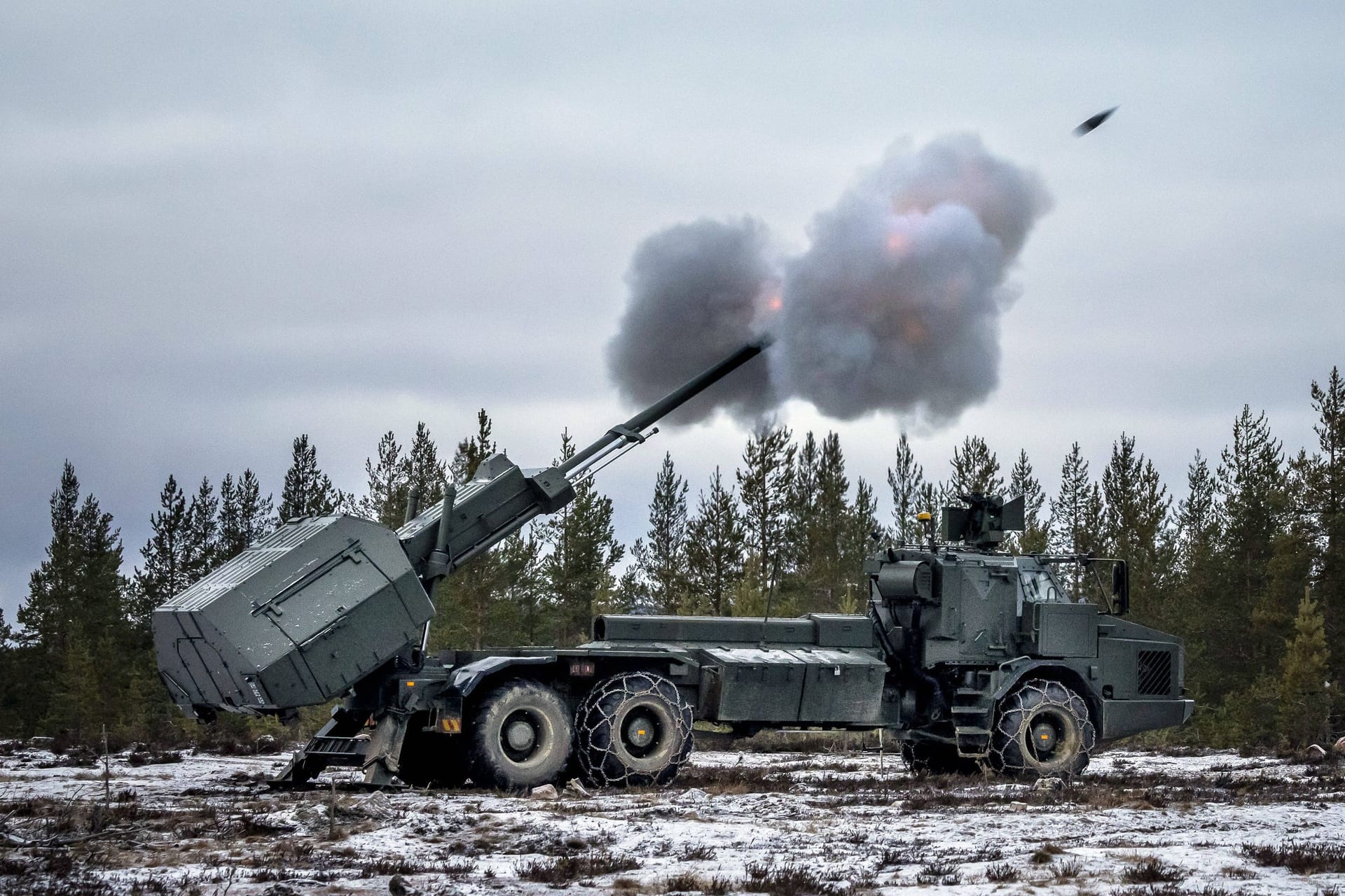 Finnische Artillerie bei einer Übung (Symbolbild): Das skandinavische Land bereitet sich auf einen möglichen russischen Angriff vor.