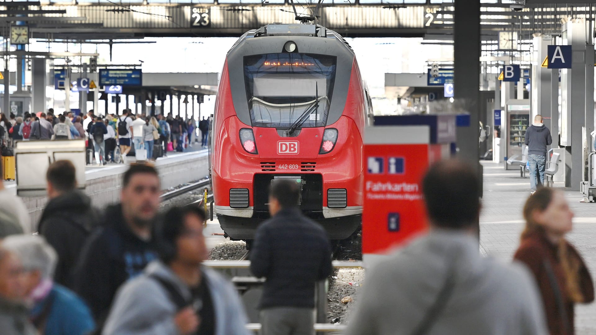 Ein Regionalzug am Münchner Hauptbahnhof (Archivbild): Ein Regionalzug am Münchner Hauptbahnhof (Archivbild):