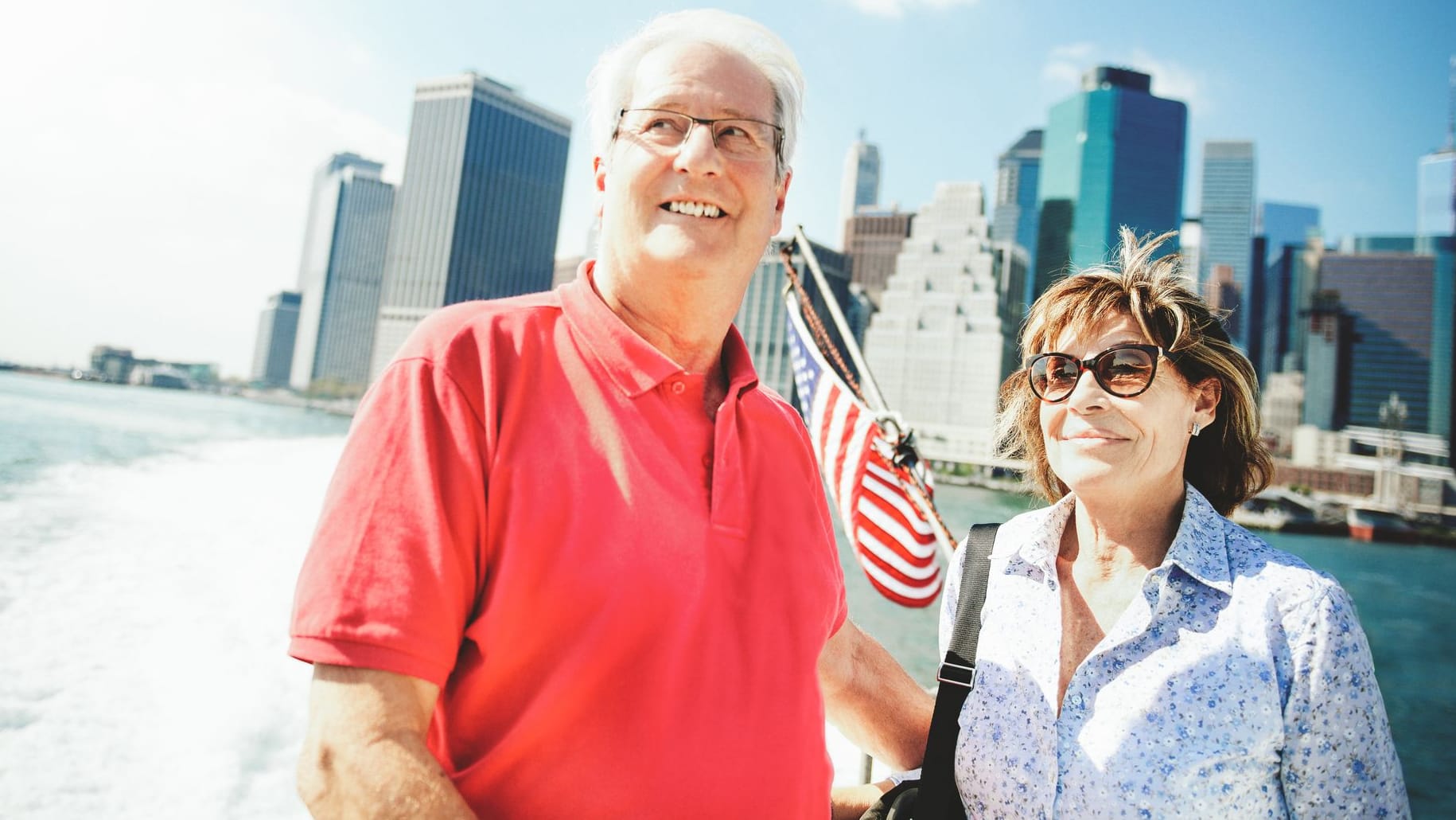 Rentner-Paar auf einer Fähre in Richtung New York Rentner-Paar auf einer Fähre in Richtung New York
