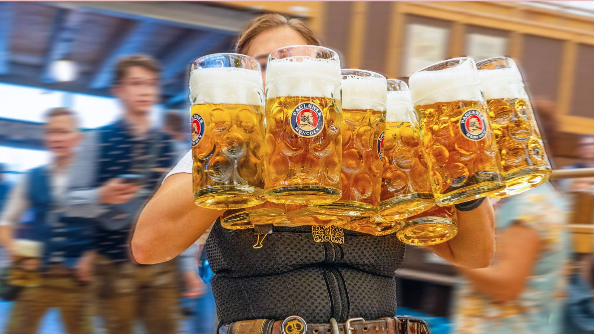 Wiesnbedienung bringt die ersten frischen Maß Bier an die Tische (Symbolfoto): Die Maß auf der Wiesn wird so teuer wie nie sein.