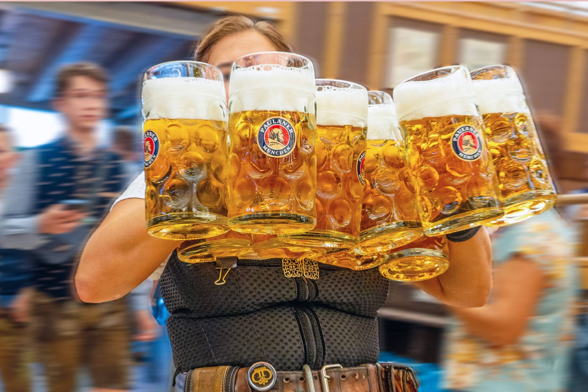 Wiesnbedienung bringt die ersten frischen Maß Bier an die Tische (Symbolfoto): Die Maß auf der Wiesn wird so teuer wie nie sein.