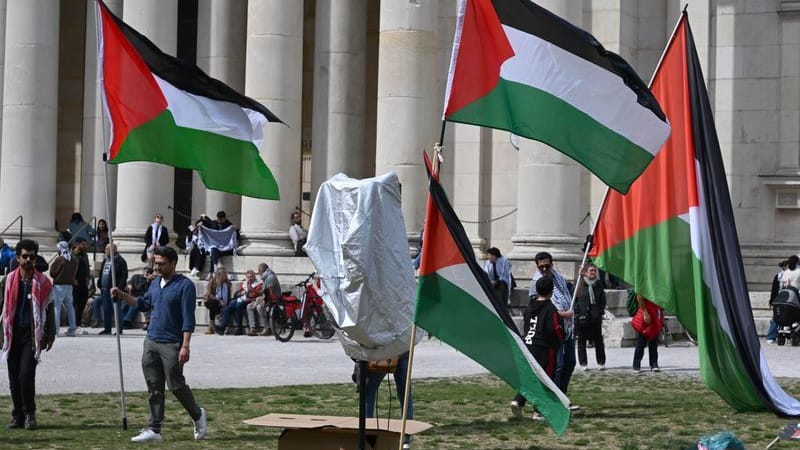 Propalästinensischen Demonstration: Demonstranten stehen mit Fahnen auf dem Königsplatz.