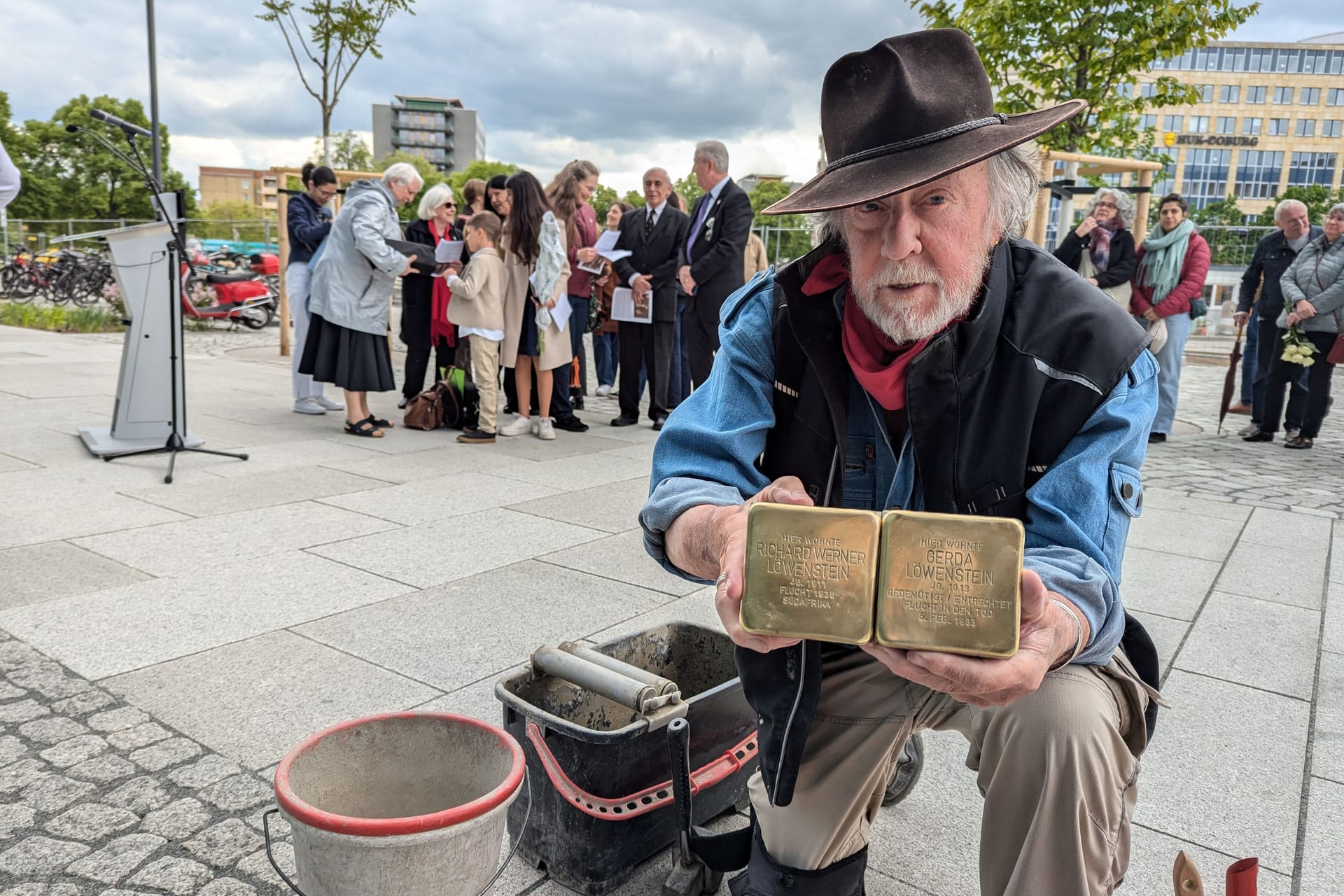 In den vergangenen Jahren bekam Gunther Demnig so viele Anfragen, dass er inzwischen gar nicht mehr alle Stolpersteine selbst verlegt: Die neuen Gedenksteine vor dem Stadtforum hat er jedoch selbst eingesetzt.