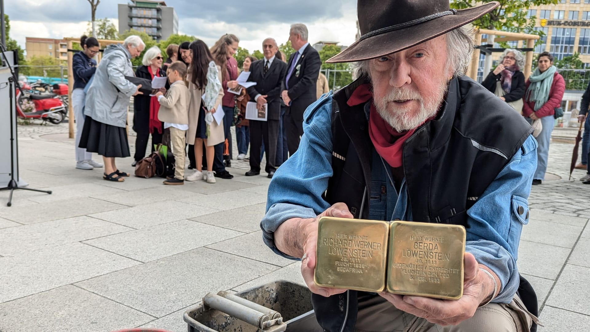 In den vergangenen Jahren bekam Gunther Demnig so viele Anfragen, dass er inzwischen gar nicht mehr alle Stolpersteine selbst verlegt: Die neuen Gedenksteine vor dem Stadtforum hat er jedoch selbst eingesetzt.