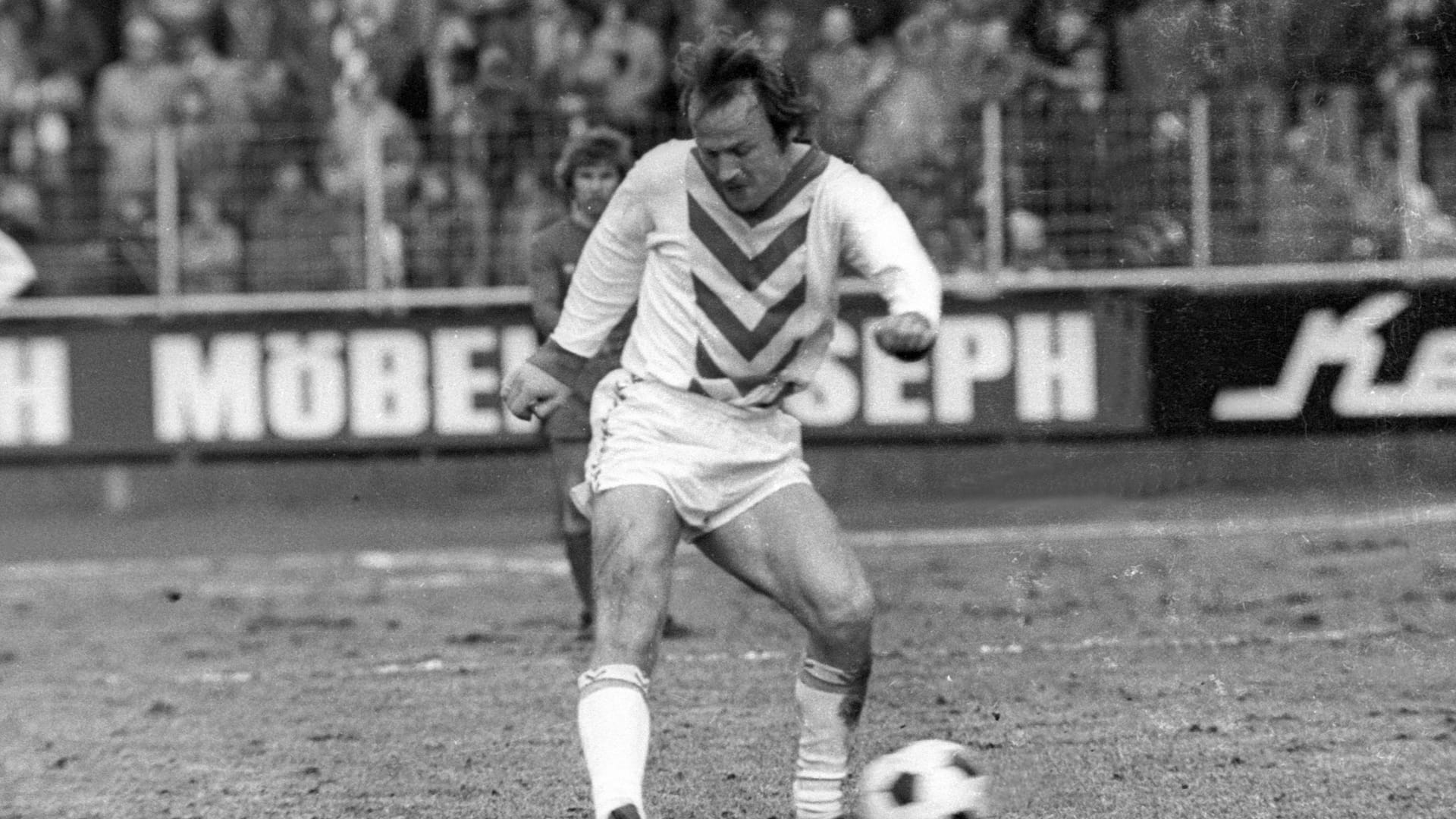 Ex-Spieler Wolfgang Rausch trug insgesamt 220 Mal das rot-weiße Trikot (Archivfoto): Im Alter von 78 Jahren ist der ehemalige Essener verstorben. Ex-Spieler Wolfgang Rausch trug insgesamt 220 Mal das rot-weiße Trikot (Archivfoto): Im Alter von 78 Jahren ist der ehemalige Essener verstorben.