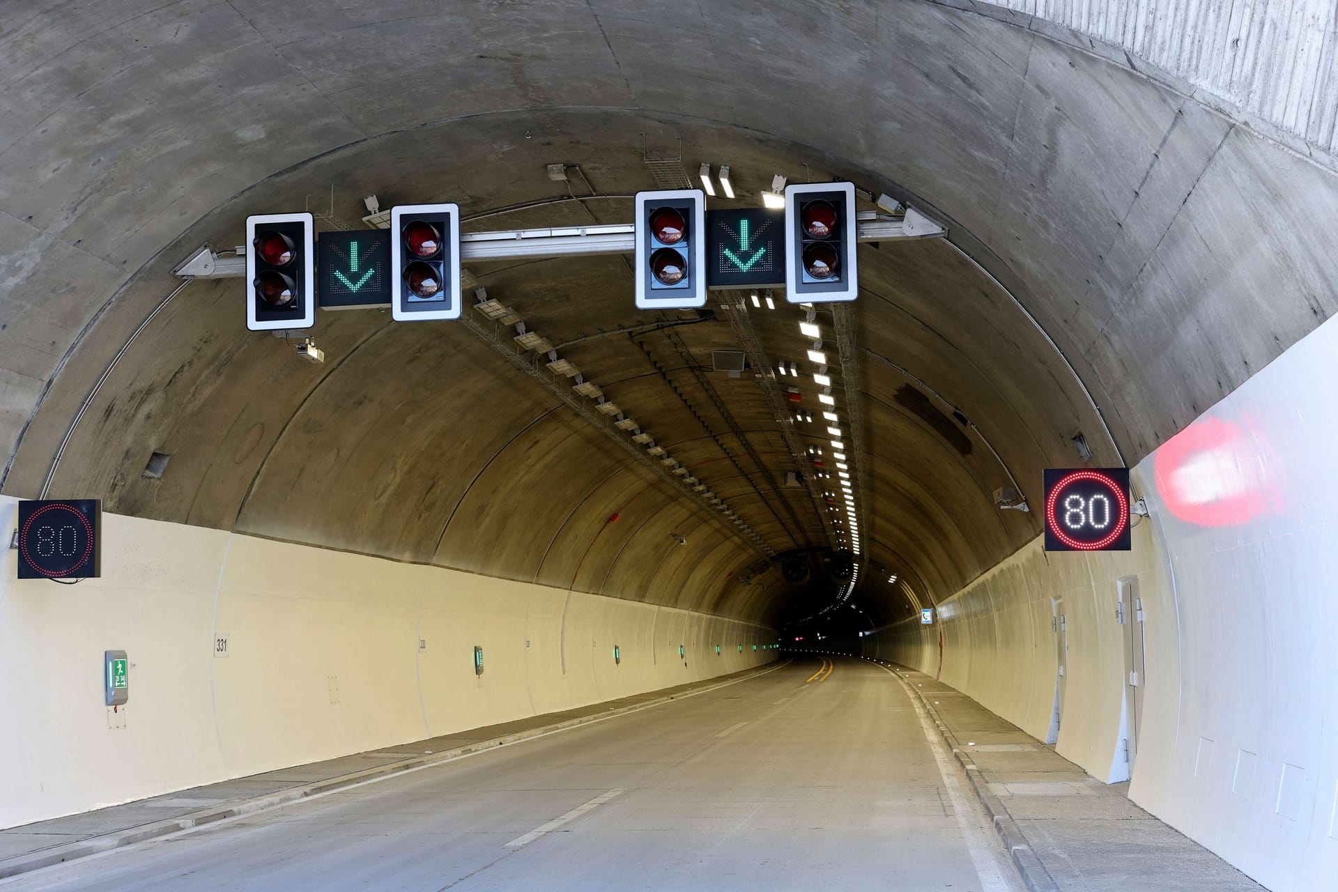 Autobahntunnel (Symbolbild): Einige der Personen mussten ein Verwarngeld zahlen.