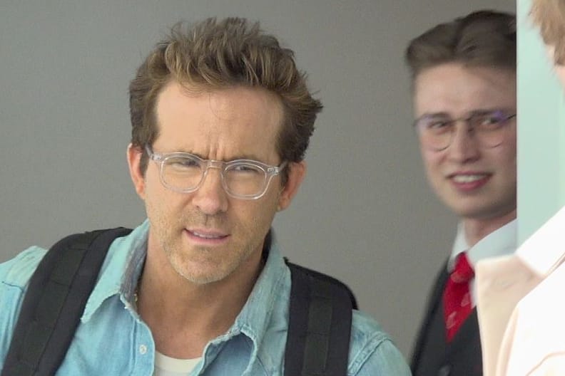 Etwas verknatscht, aber trotzdem gut gelaunt schrieb Ryan Reynolds Autogramme für seine Hamburger Fans.