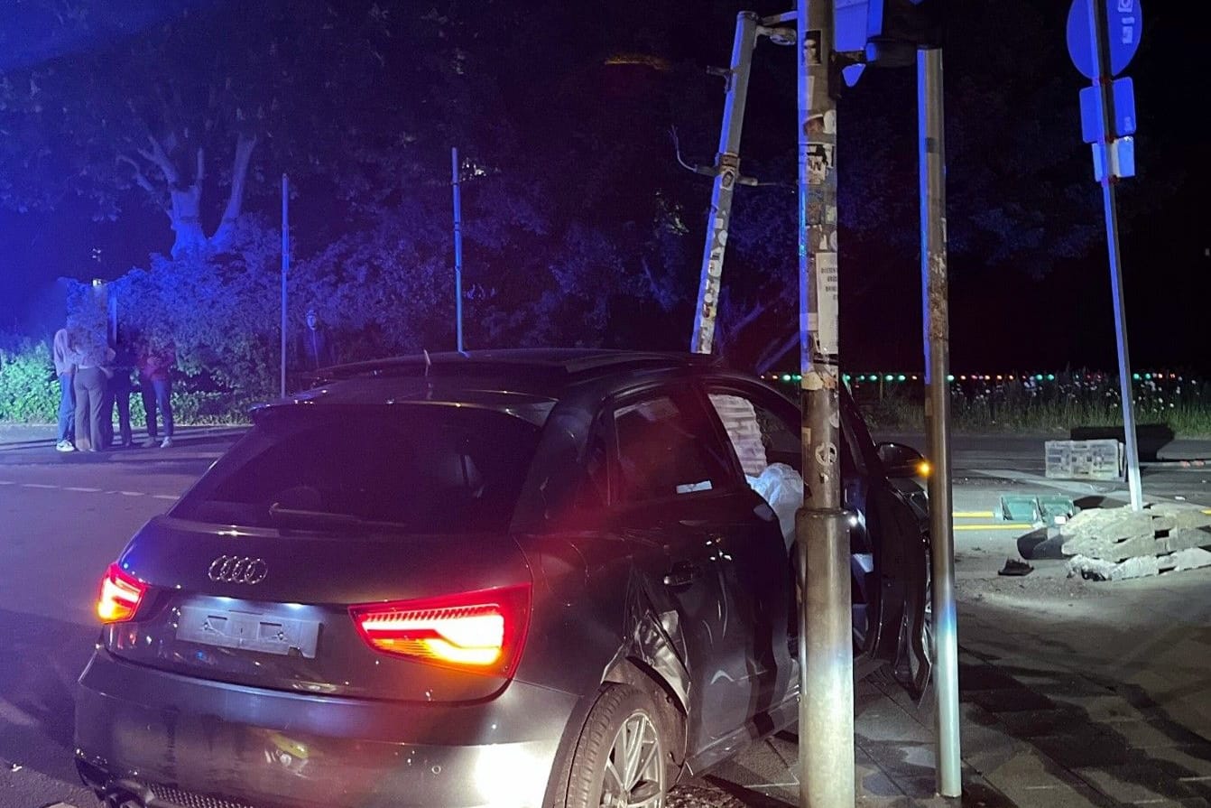Unfall in Aachen: Dieses Auto fuhr am Samstag in eine Ampelanlage.