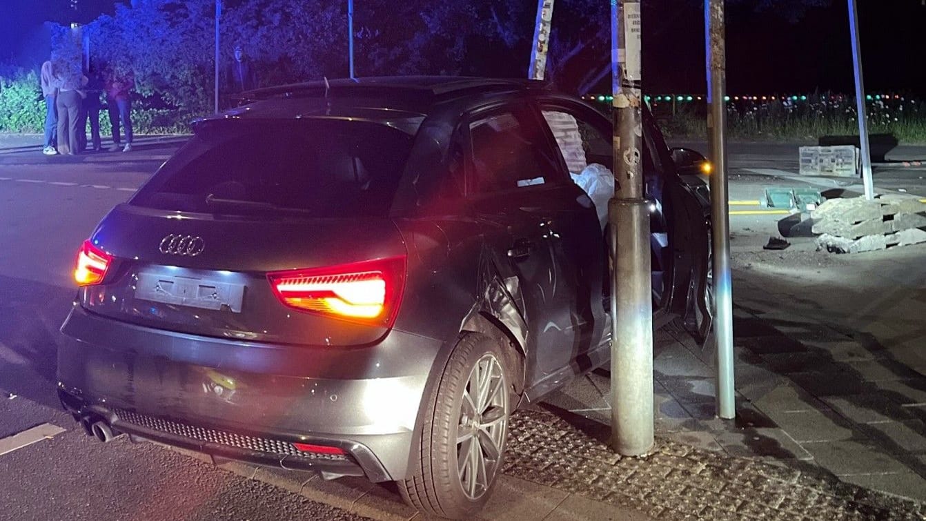 Unfall in Aachen: Dieses Auto fuhr am Samstag in eine Ampelanlage.