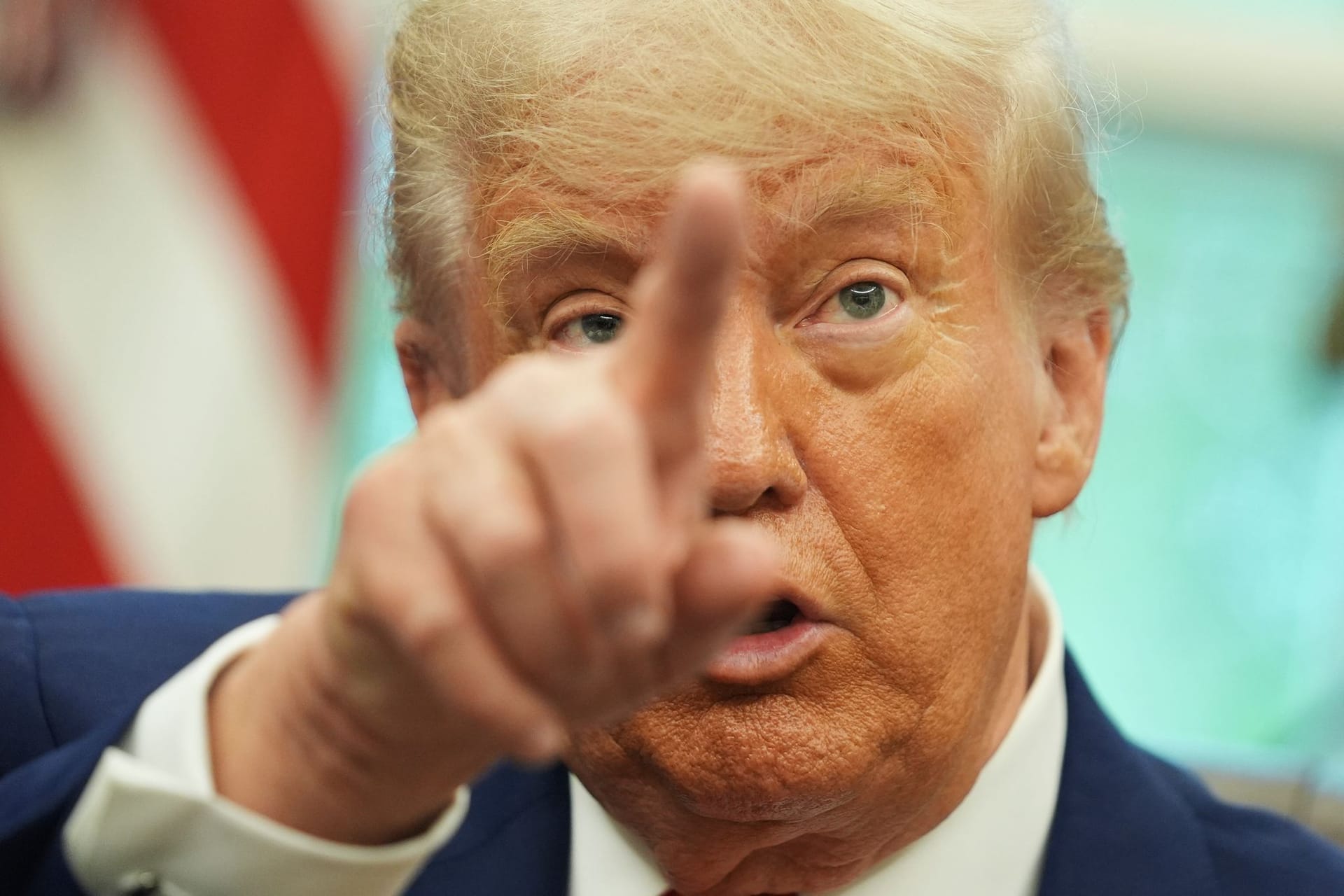 US-Präsident Donald Trump spricht vor Reportern im Oval Office des Weißen Hauses.